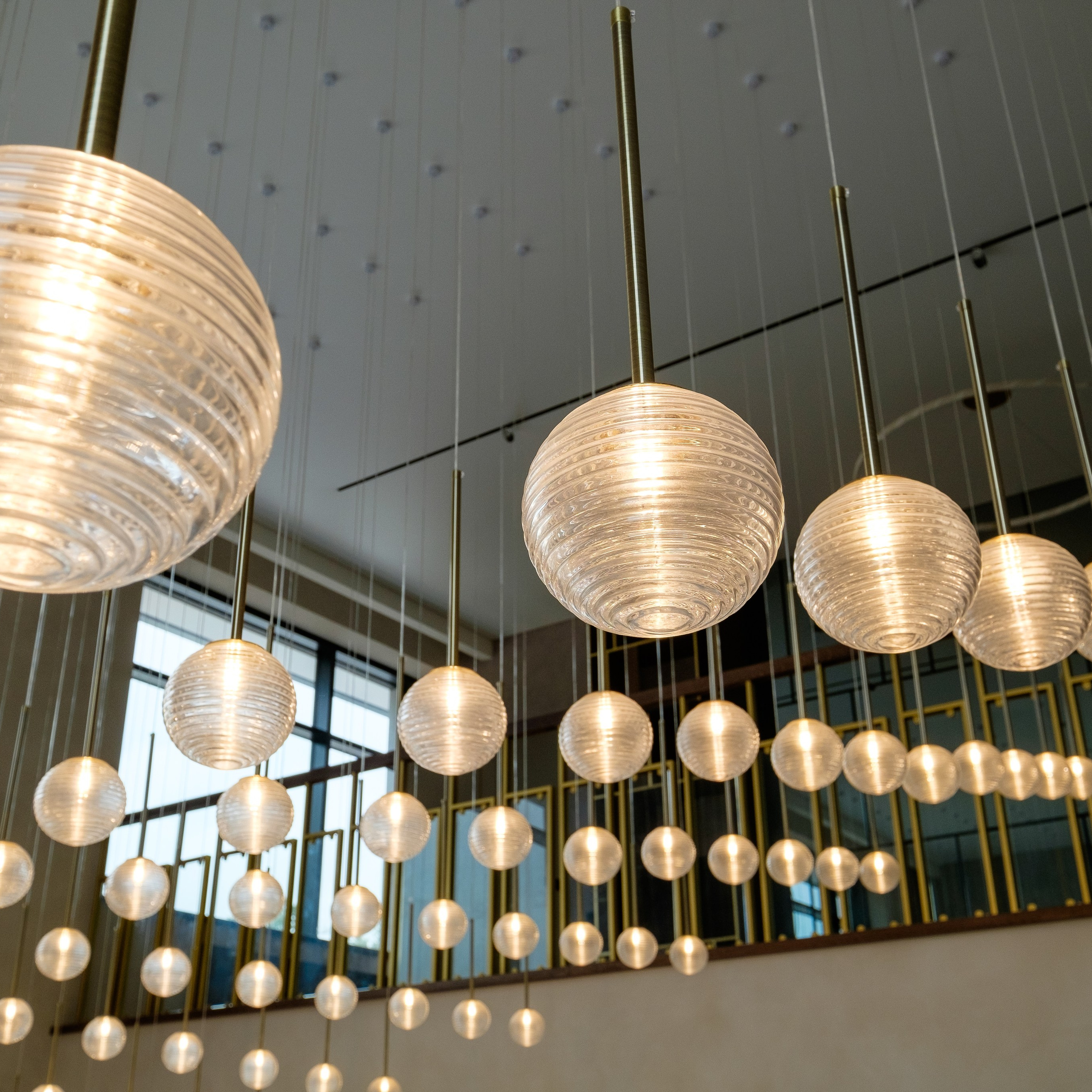 Подвесные светильники в доме.