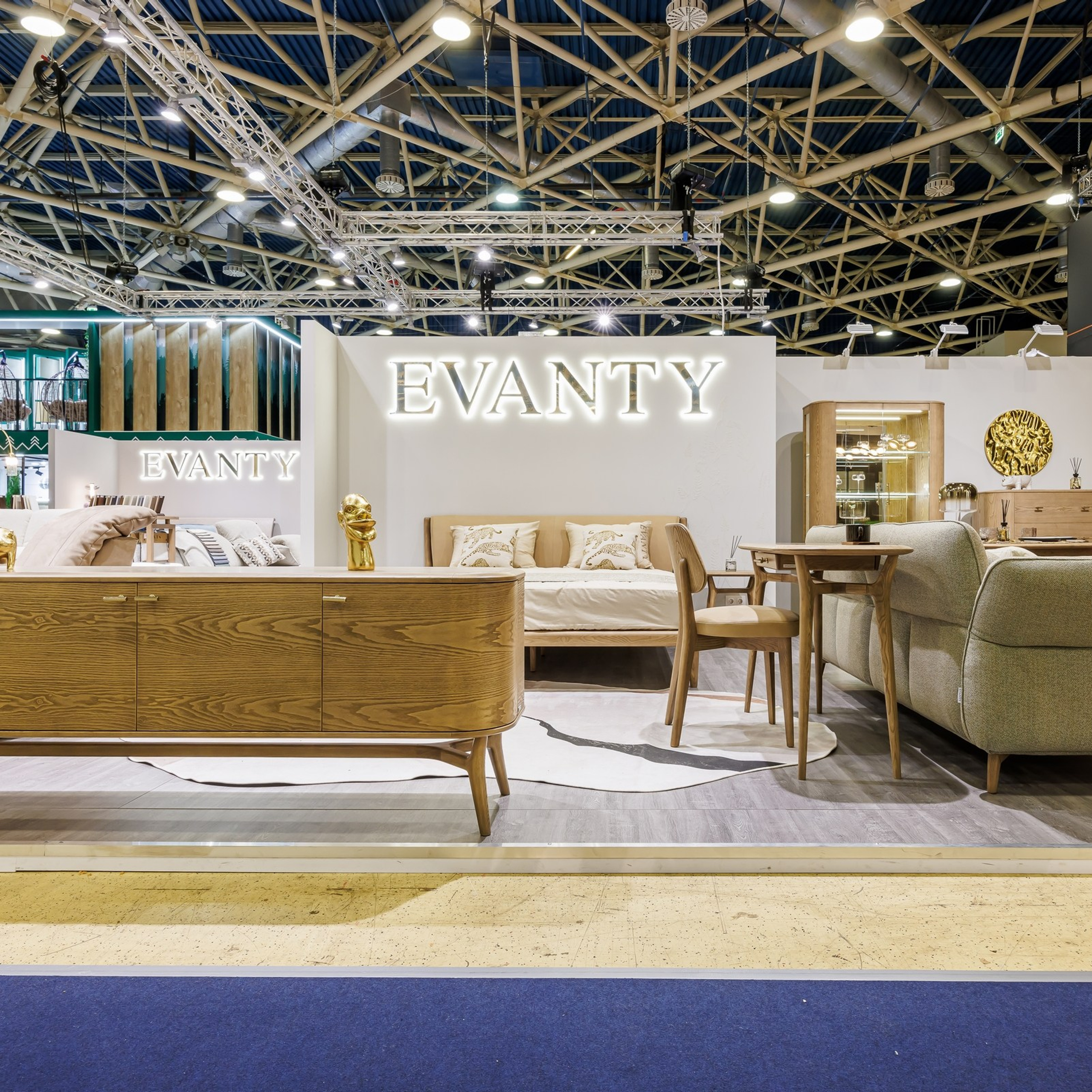 Работа большого стенда мебельной фабрики Evanty