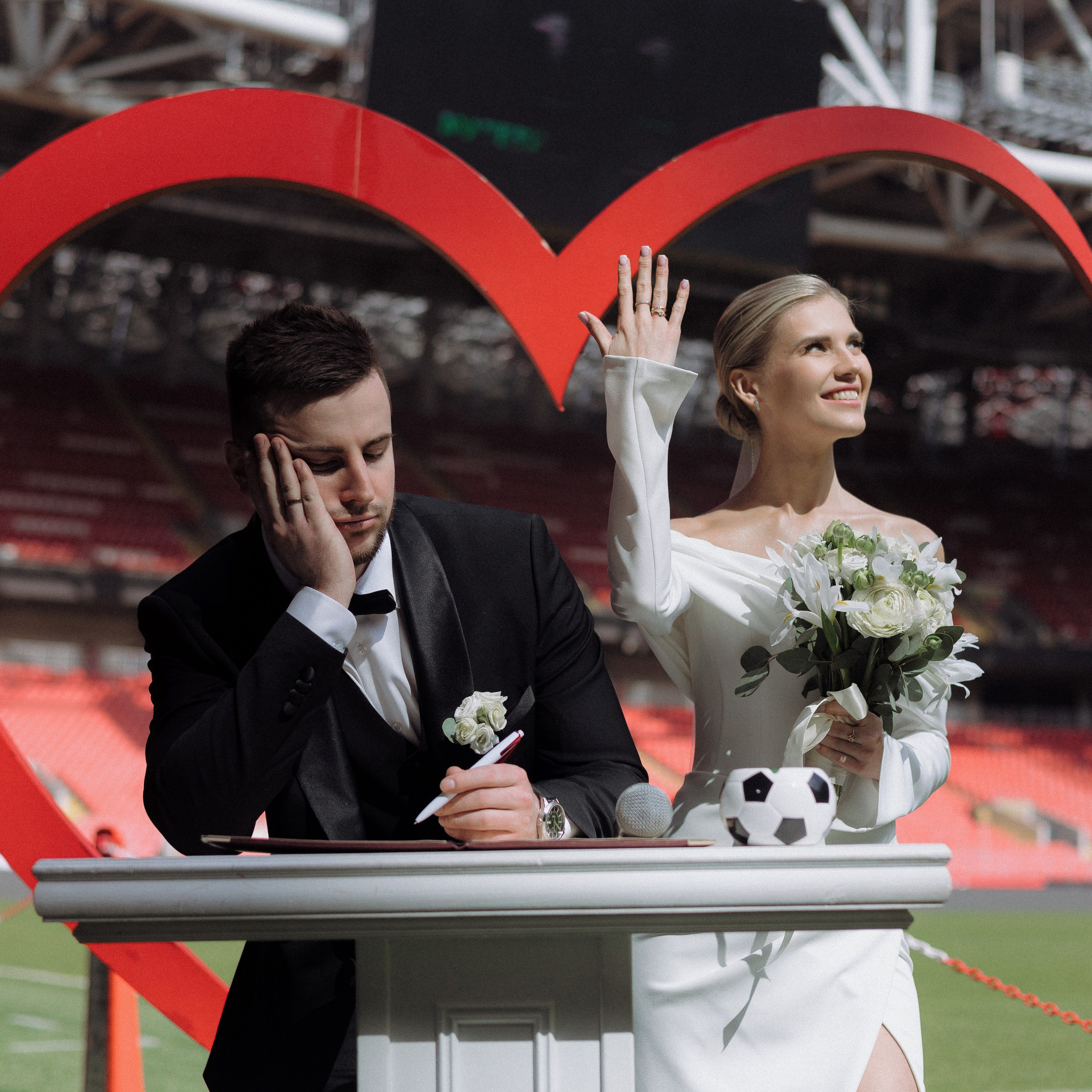 Свадебная фотосессия на стадионе Спартак. Свадебный фотограф в Москве. свадебная фотосессия Москва. Фотограф в Москве Валерия Рожкова