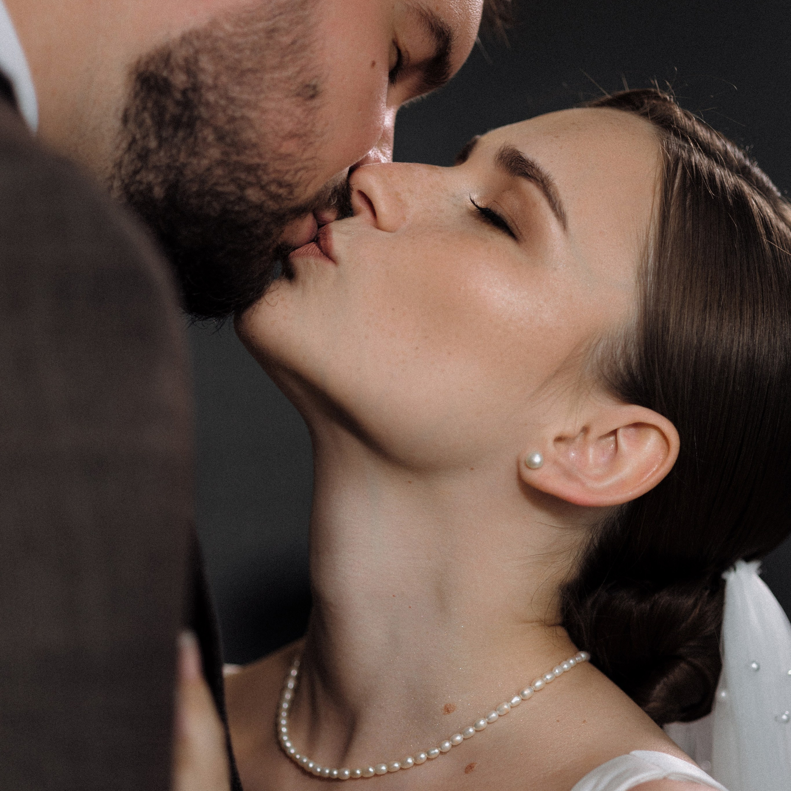 Портфолио свадебного фотографа в Москве. Фотосессия с лошадьми Москва. Фотограф на свадьбу в Москве. Свадебная фотосессия на черном фоне. Фотограф в Москве Валерия Рожкова