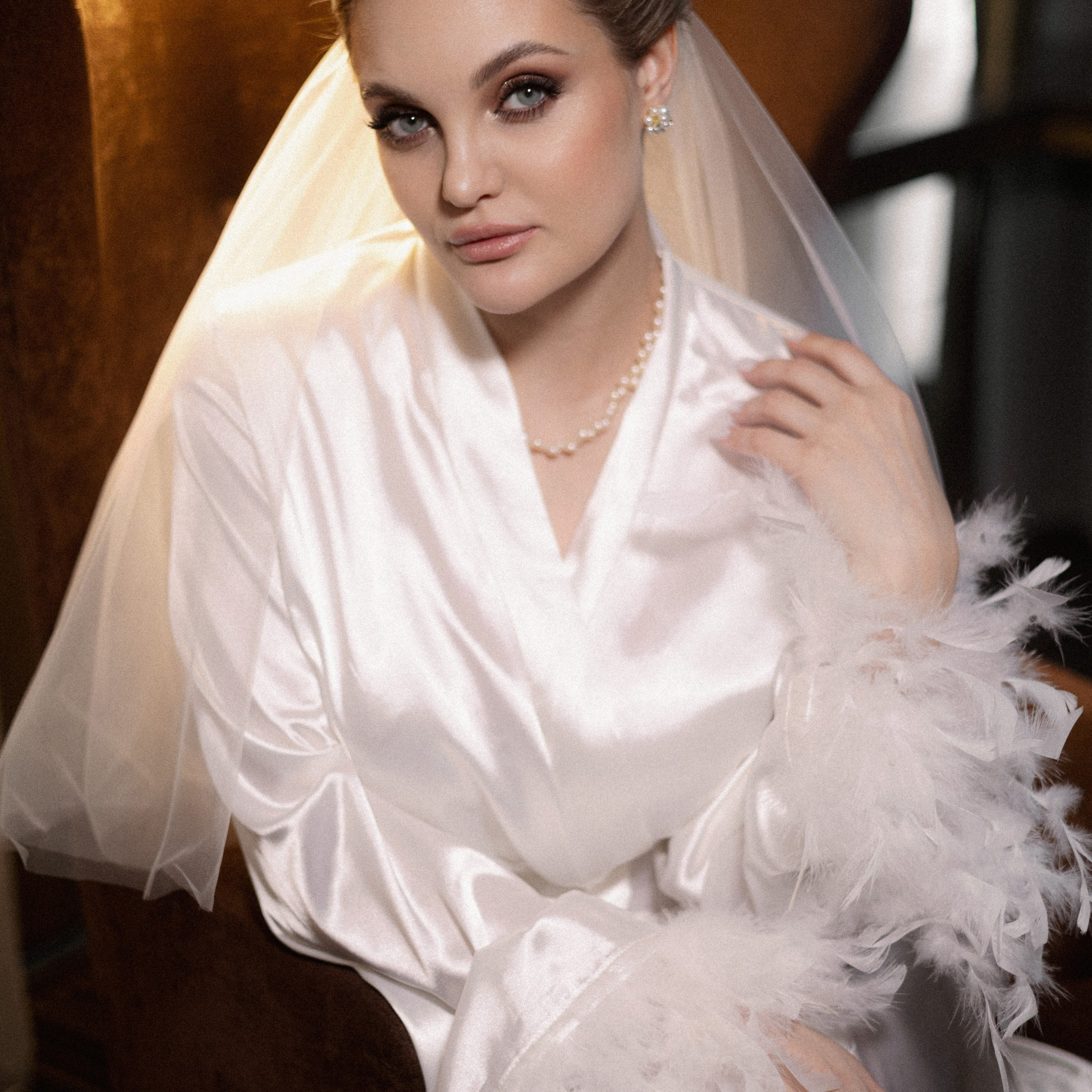 невеста в шелковом халате с перьями