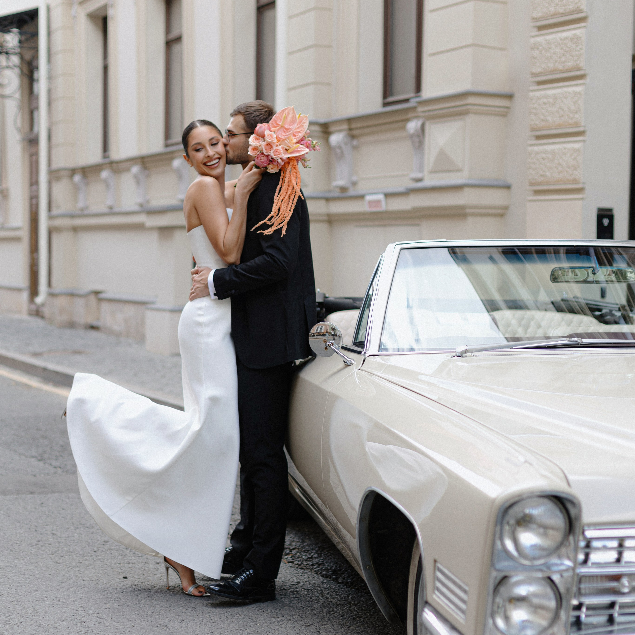 Фотосессия с кабриолетом в Москве свадебная. Свадебный фотограф Москва. Фотограф в Москве Валерия Рожкова