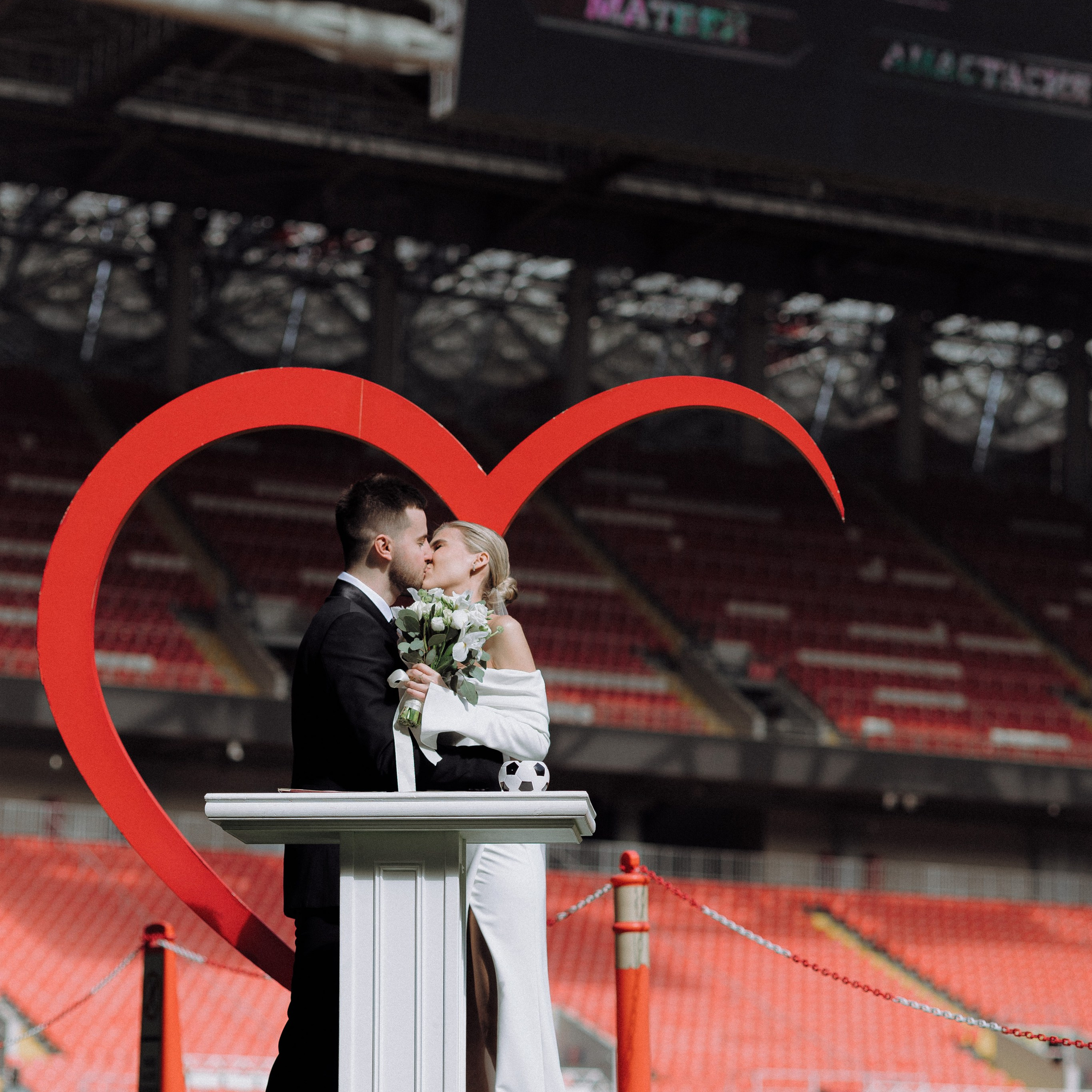 Свадебная фотосессия на стадионе Спартак. Свадебный фотограф в Москве. свадебная фотосессия Москва. Фотограф в Москве Валерия Рожкова