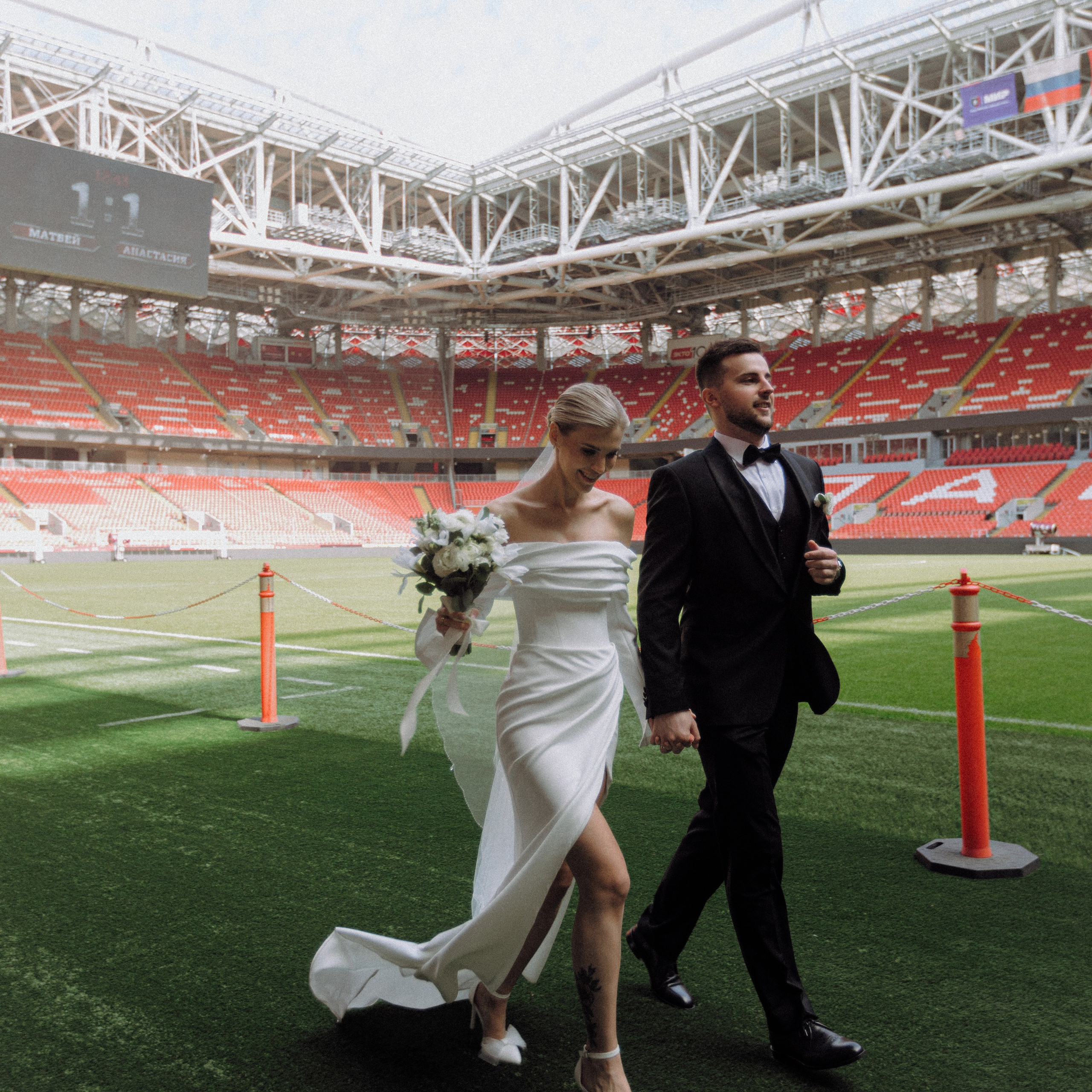 Свадебная фотосессия на стадионе Спартак. Свадебный фотограф в Москве. свадебная фотосессия Москва. Фотограф в Москве Валерия Рожкова