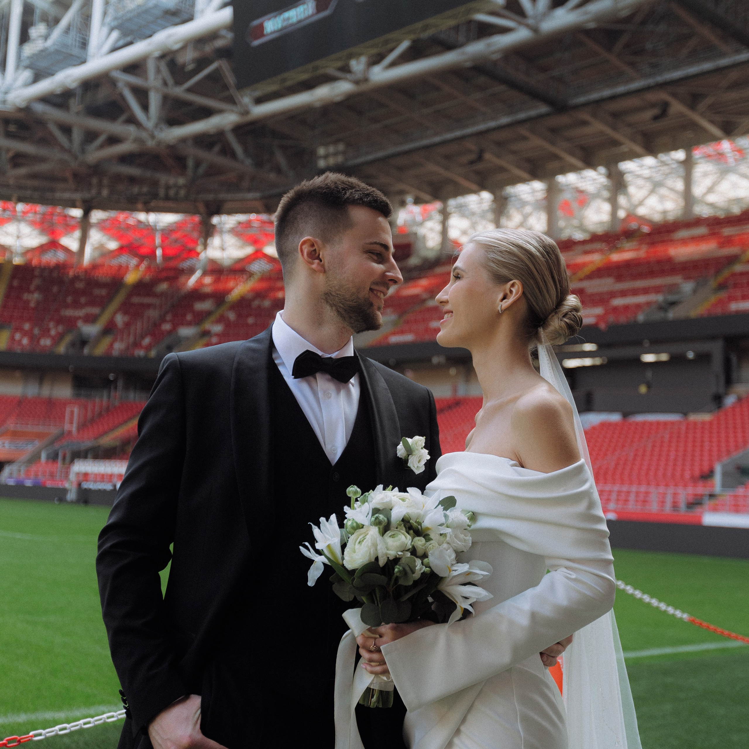 Свадебная фотосессия на стадионе Спартак. Свадебный фотограф в Москве. свадебная фотосессия Москва. Фотограф в Москве Валерия Рожкова