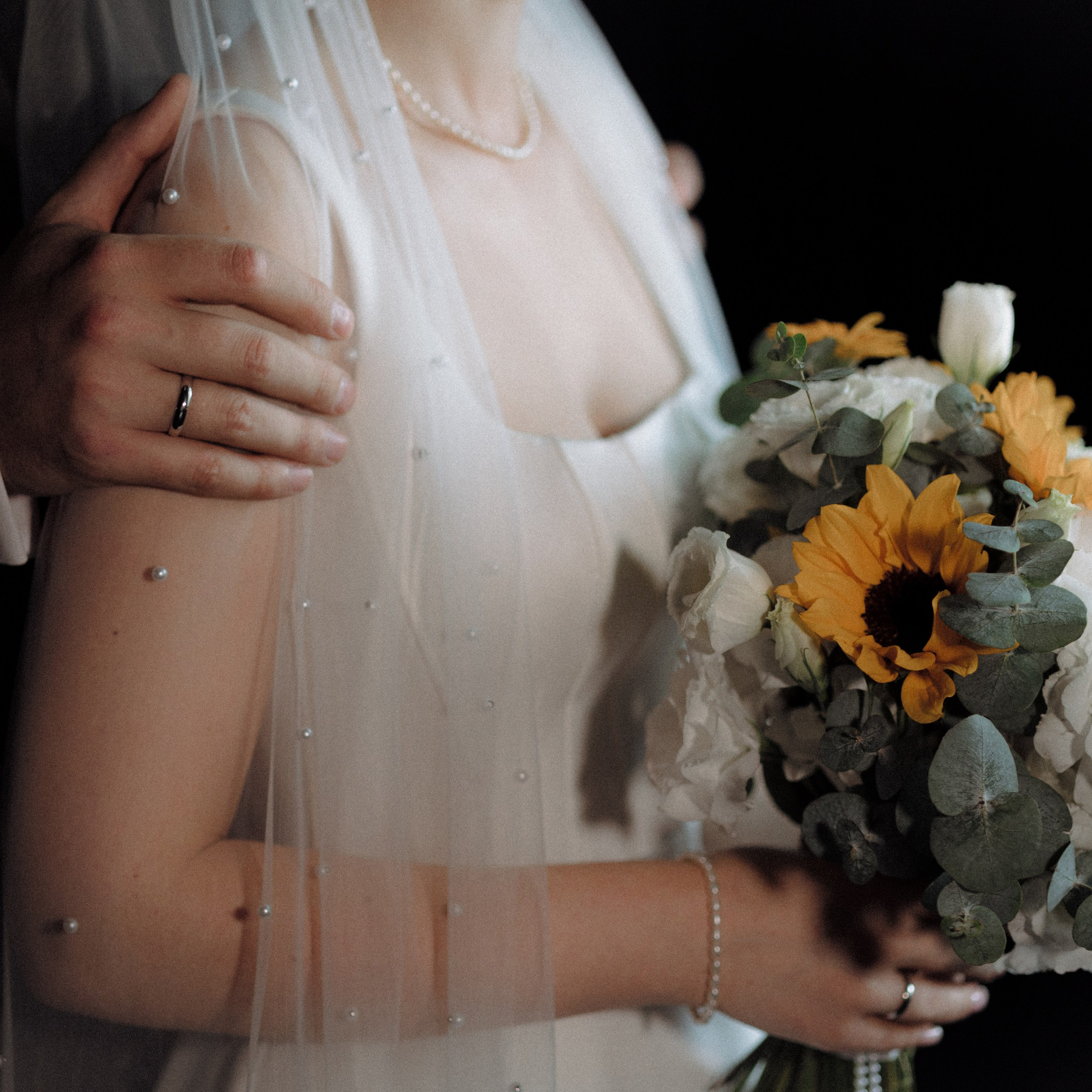 Портфолио свадебного фотографа в Москве. Фотосессия с лошадьми Москва. Фотограф на свадьбу в Москве. Свадебная фотосессия на черном фоне. Фотограф в Москве Валерия Рожкова