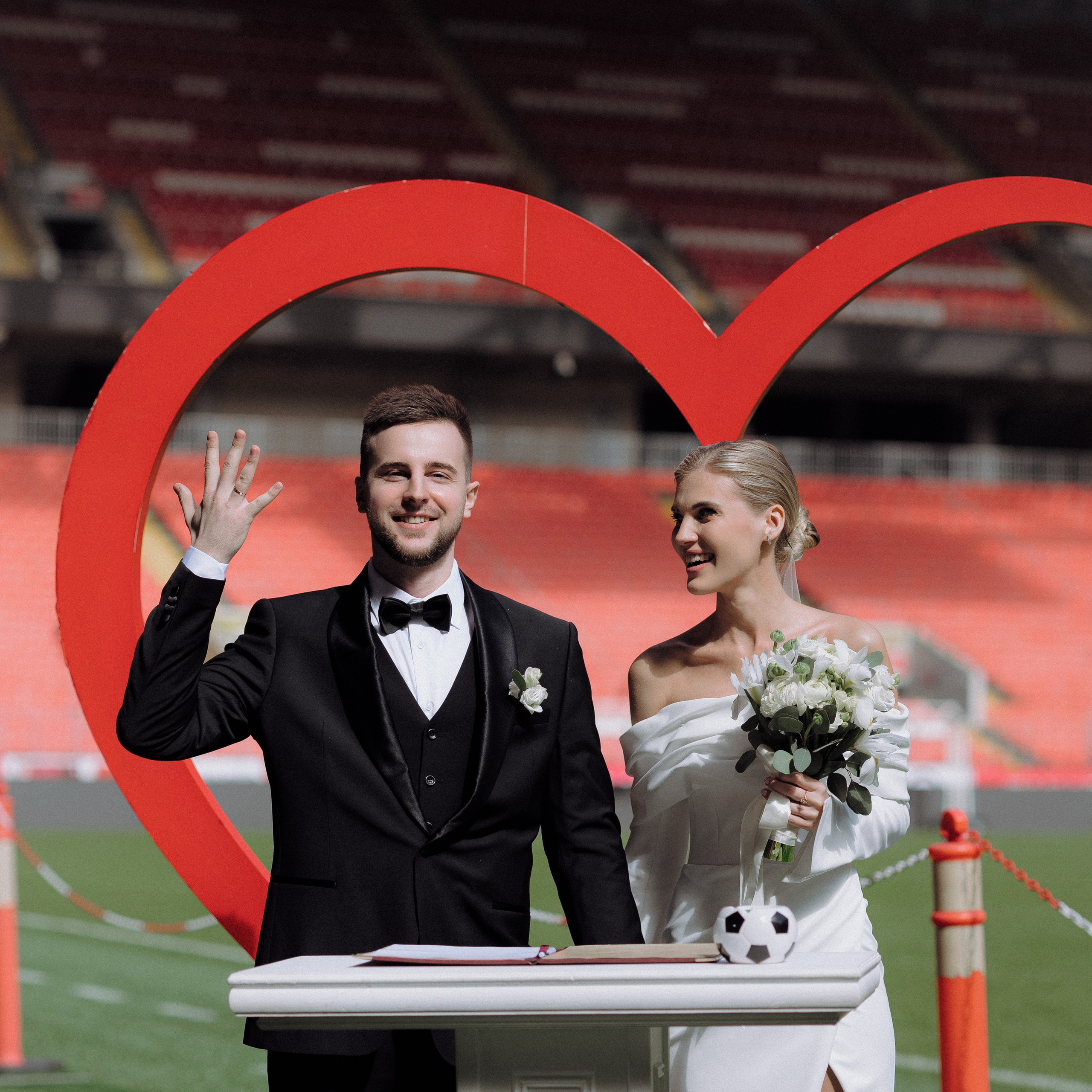 Свадебная фотосессия на стадионе Спартак. Свадебный фотограф в Москве. свадебная фотосессия Москва. Фотограф в Москве Валерия Рожкова