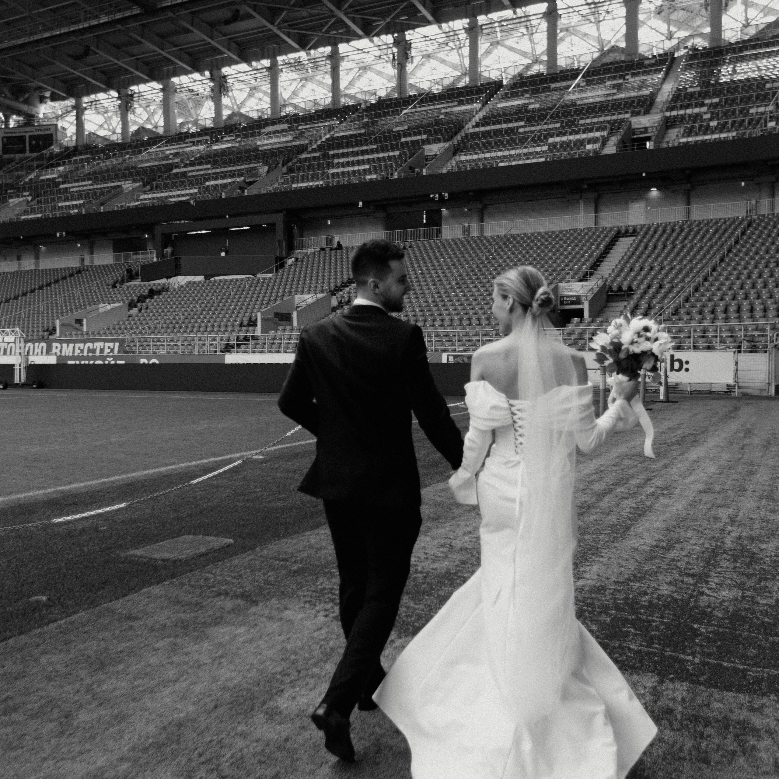 Свадебная фотосессия на стадионе Спартак. Свадебный фотограф в Москве. свадебная фотосессия Москва. Фотограф в Москве Валерия Рожкова