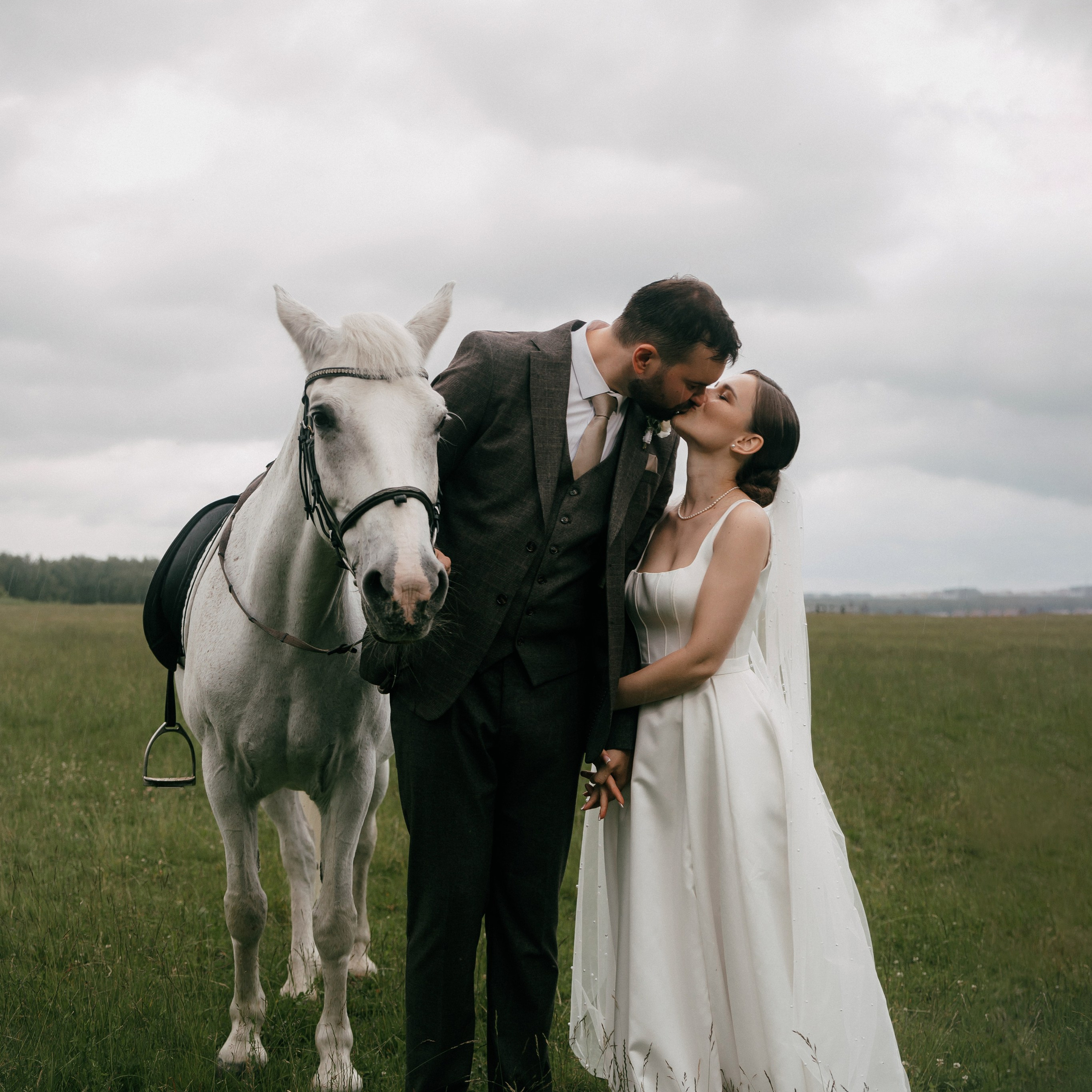 Портфолио свадебного фотографа в Москве. Фотосессия с лошадьми Москва. Фотограф на свадьбу в Москве. Свадебная фотосессия на черном фоне. Фотограф в Москве Валерия Рожкова