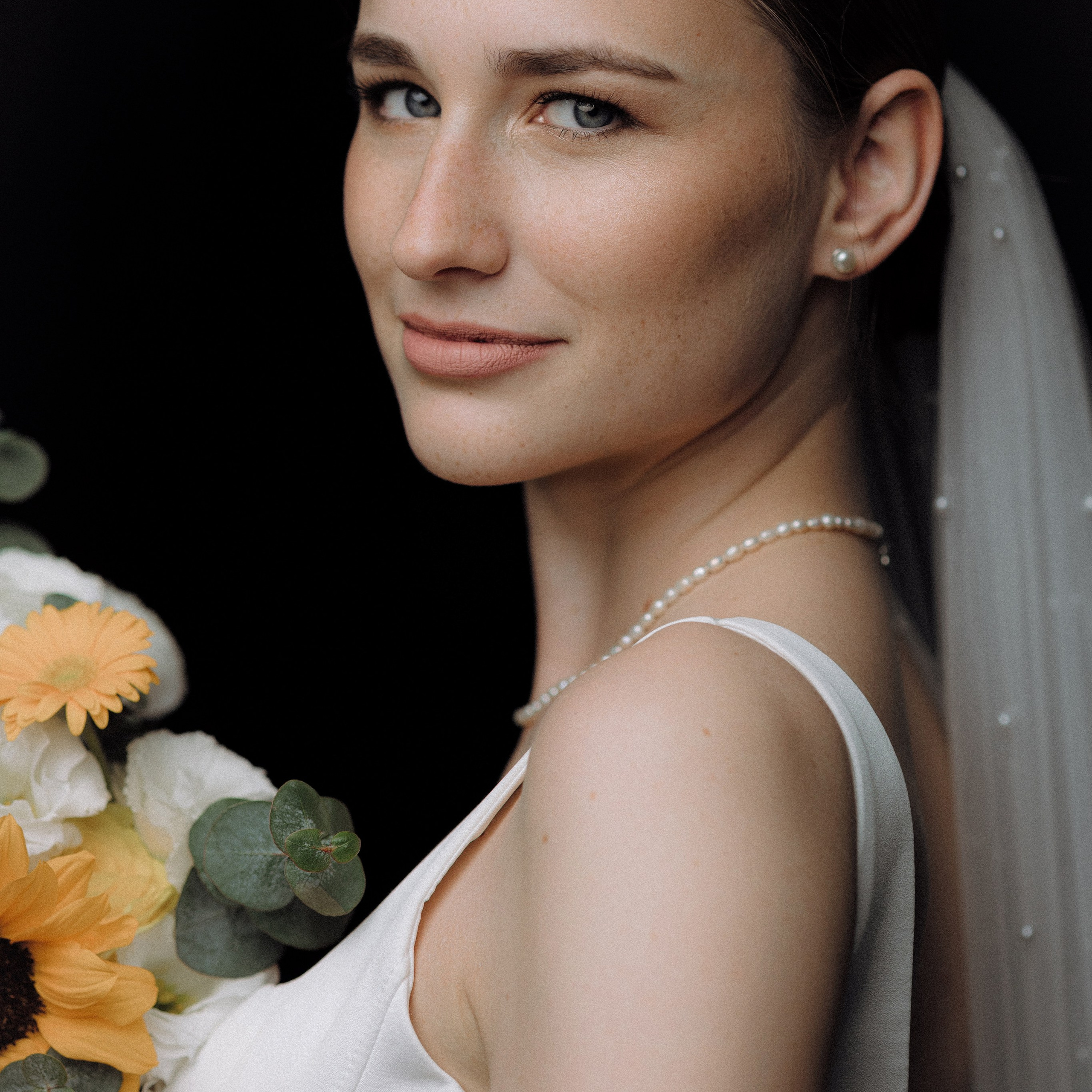 Портфолио свадебного фотографа в Москве. Фотосессия с лошадьми Москва. Фотограф на свадьбу в Москве. Свадебная фотосессия на черном фоне. Фотограф в Москве Валерия Рожкова