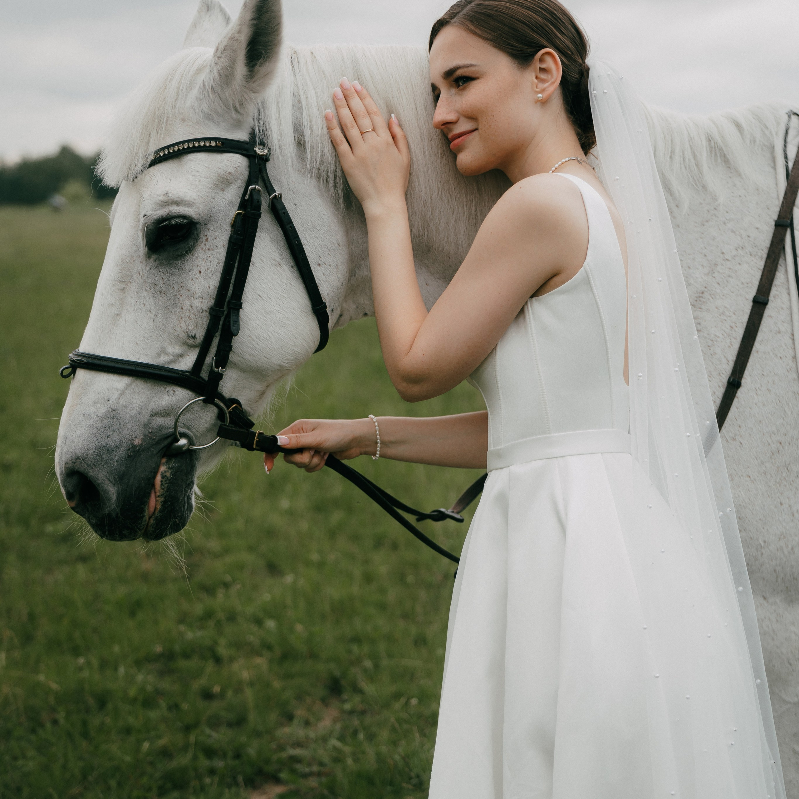 Портфолио свадебного фотографа в Москве. Фотосессия с лошадьми Москва. Фотограф на свадьбу в Москве. Свадебная фотосессия на черном фоне. Фотограф в Москве Валерия Рожкова