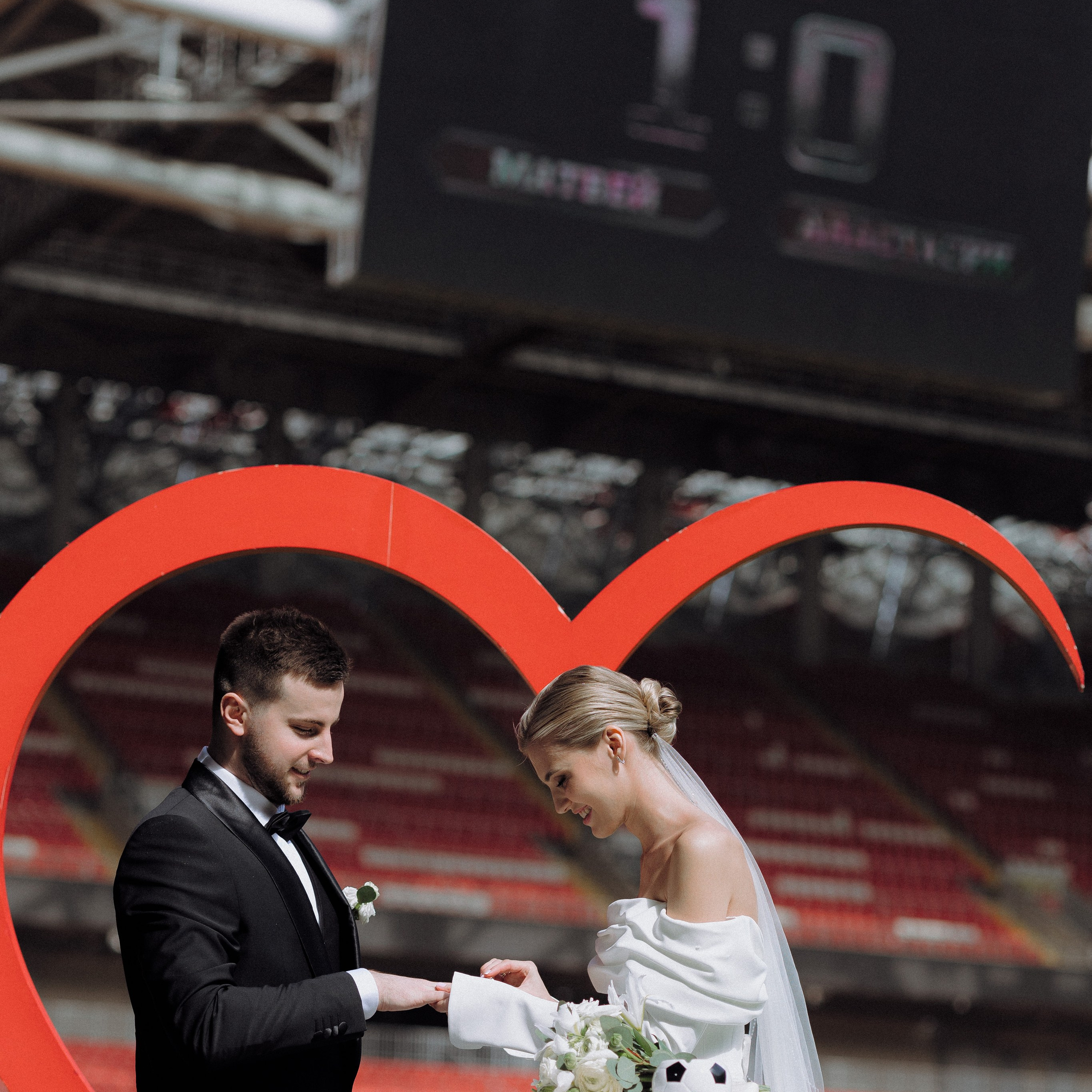 Свадебная фотосессия на стадионе Спартак. Свадебный фотограф в Москве. свадебная фотосессия Москва. Фотограф в Москве Валерия Рожкова