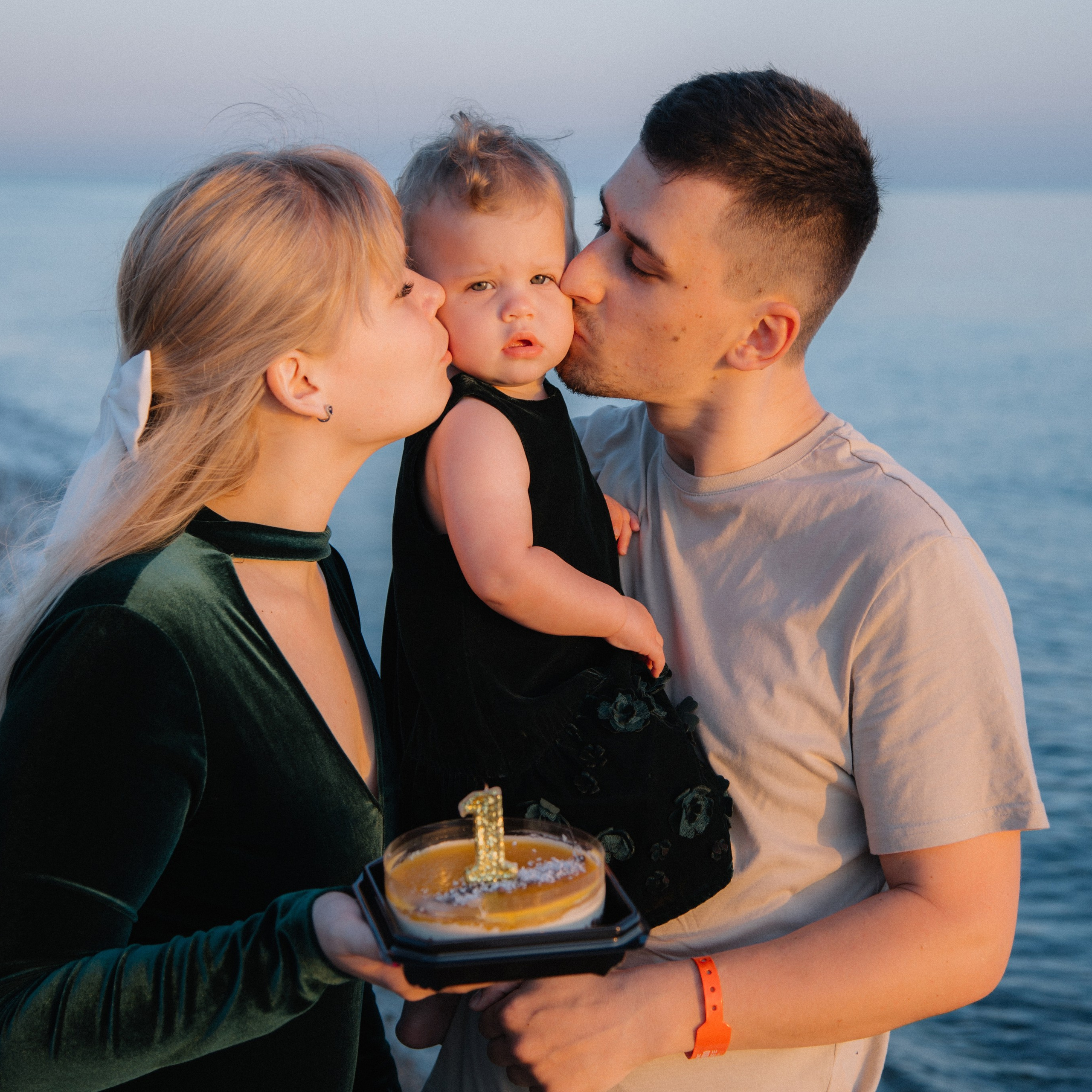 Мама, папа, я — счастливая семья!