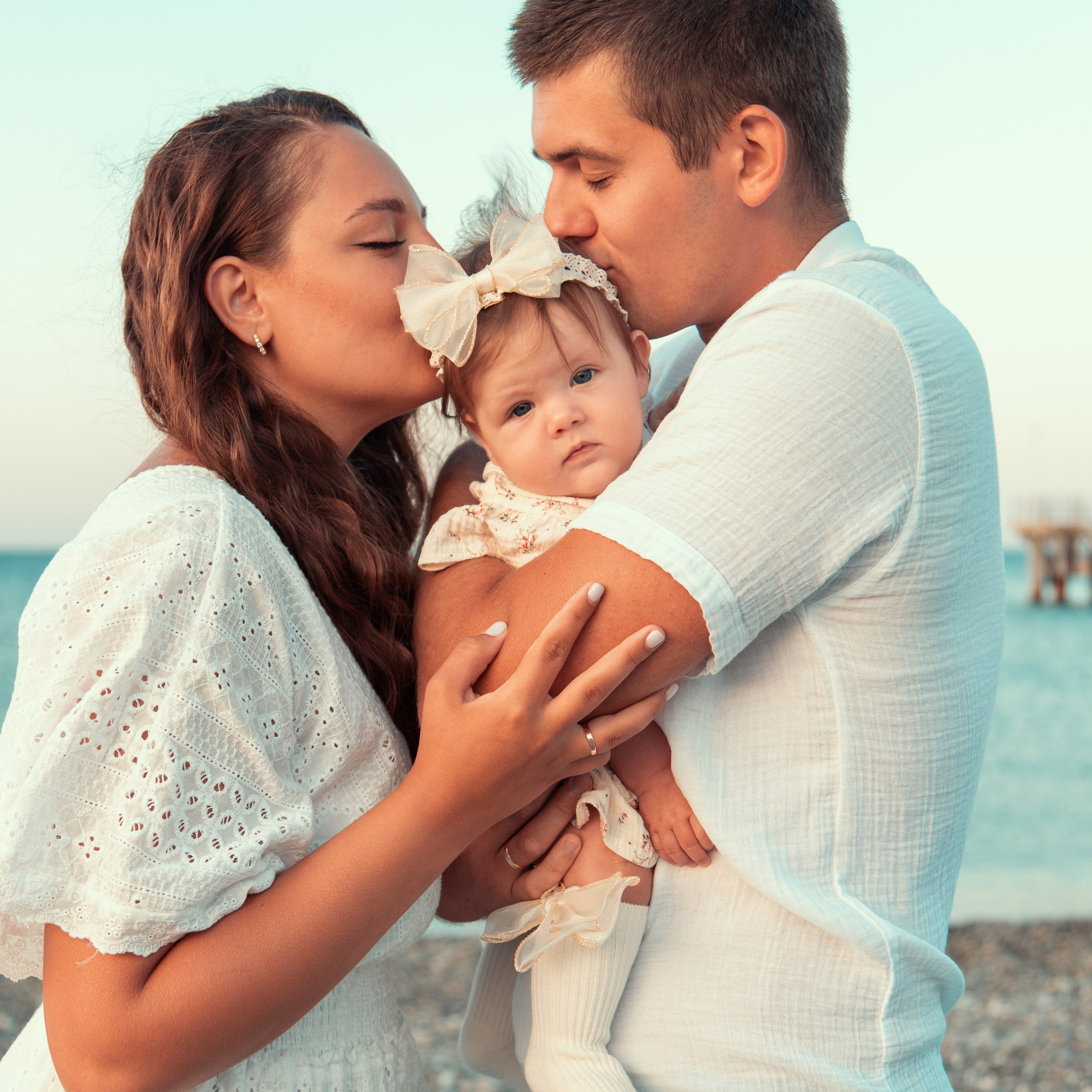 Семейная фотосессия на рассвете у моря