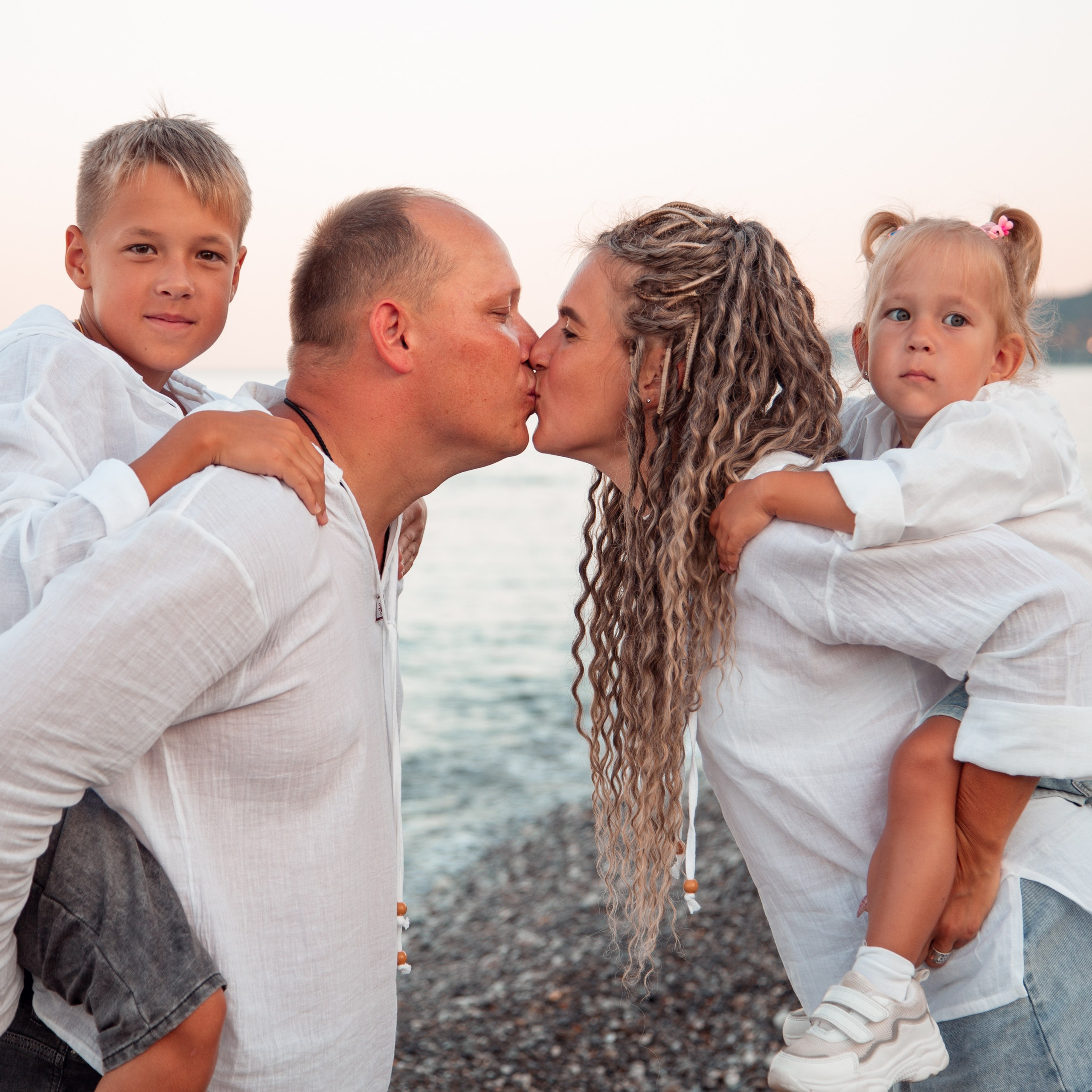 Каждый год они проводят фотосессию в именных майках у моря в Лоо