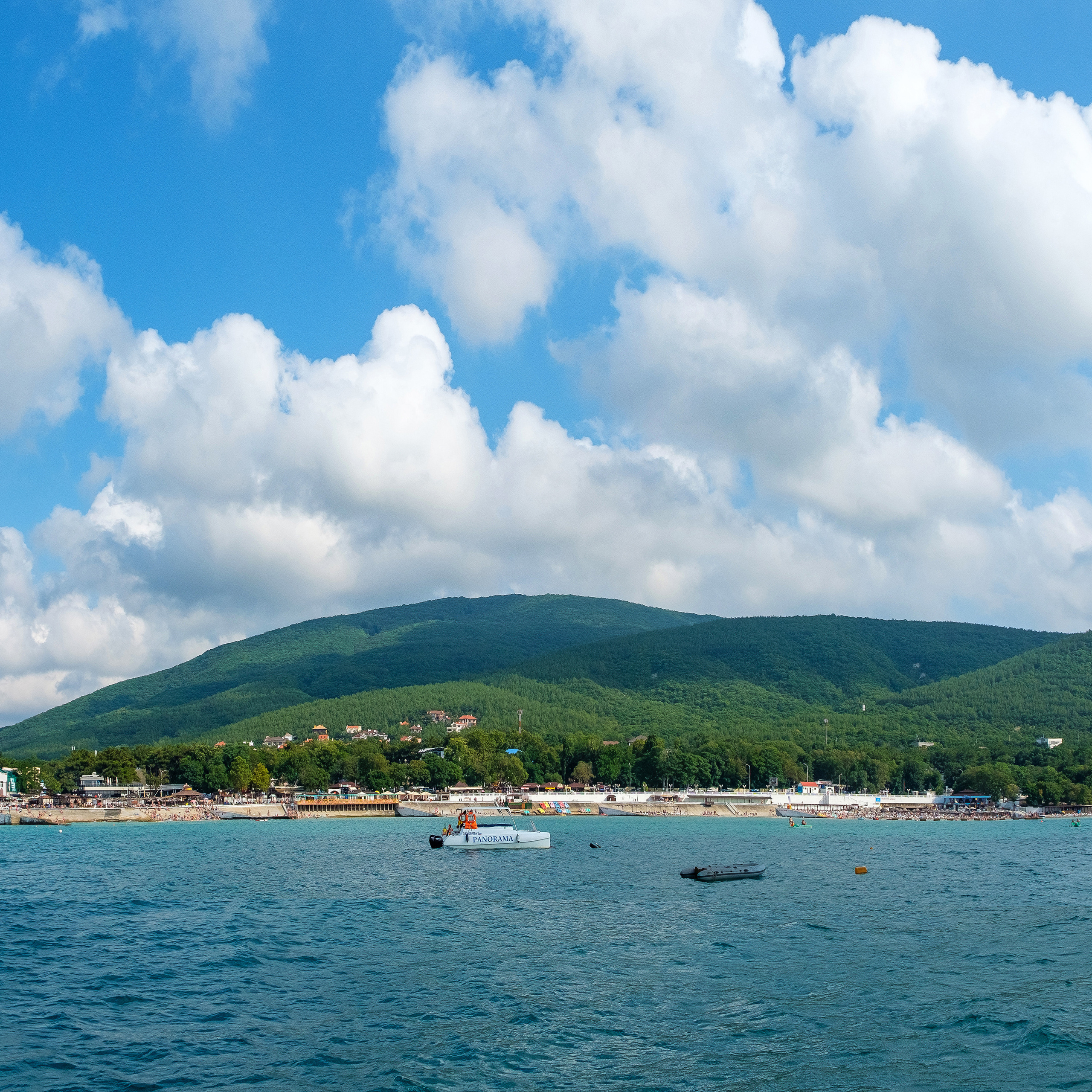 вид с моря на  кабардинку