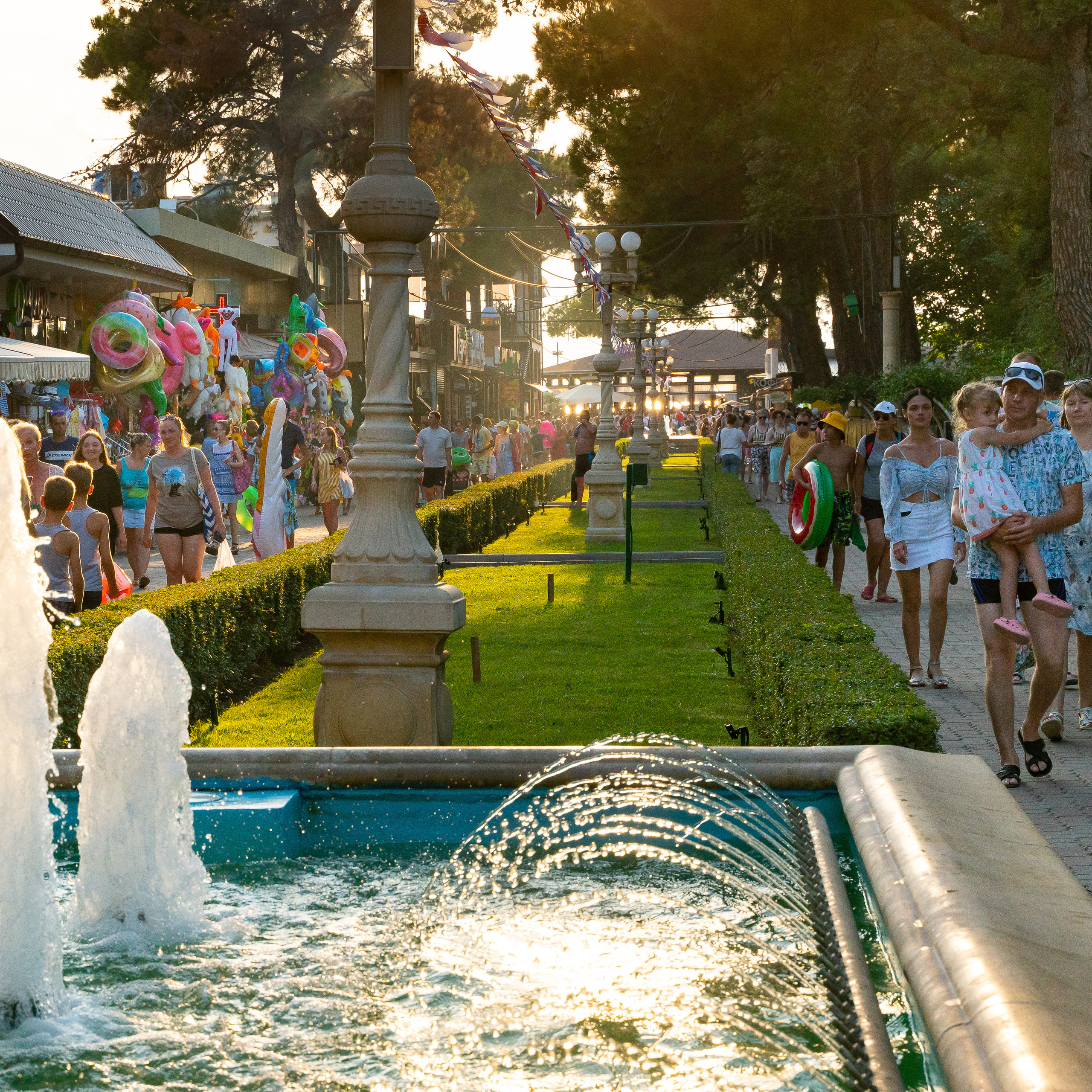 курортный сезон, фонтан на аллее к морю в кабардинке