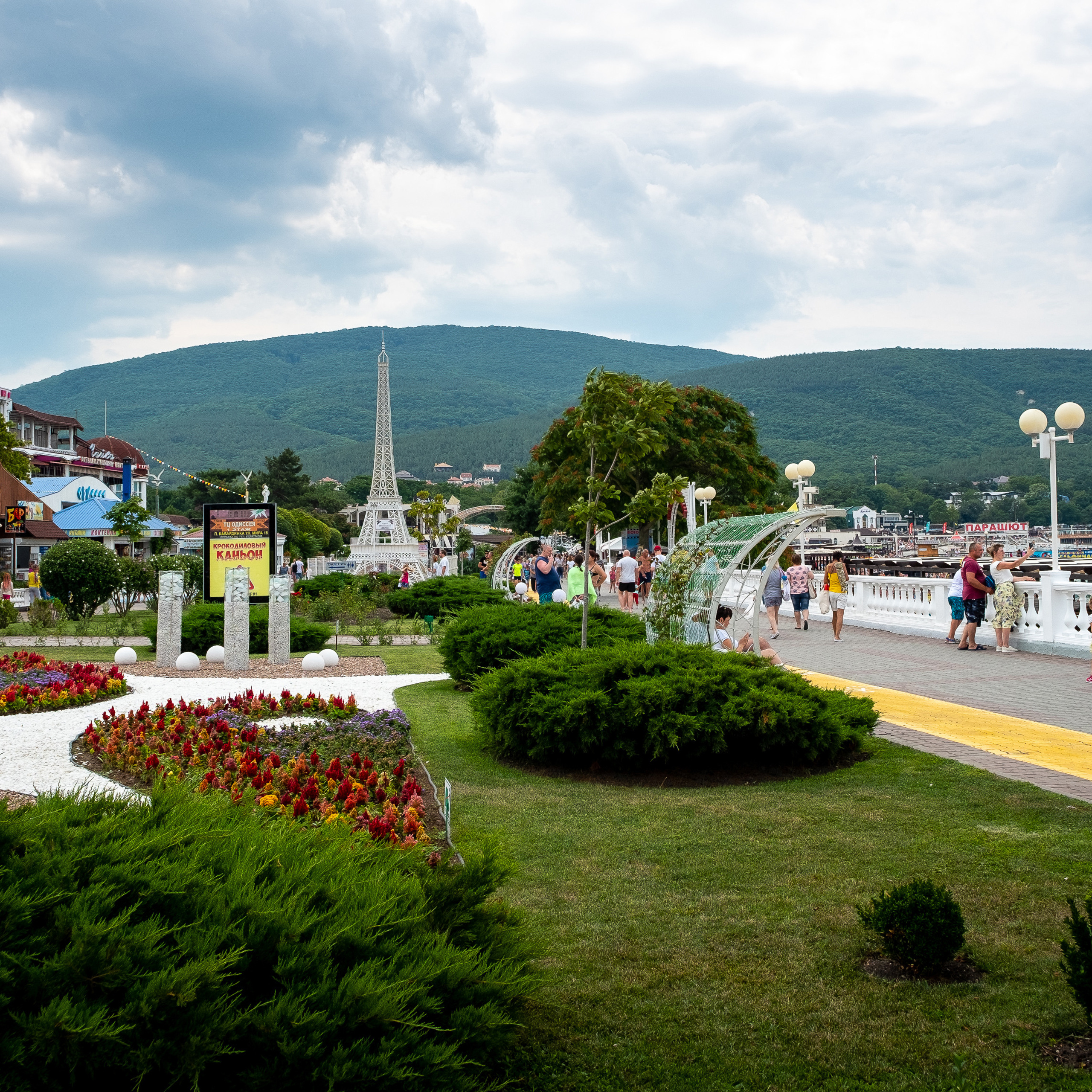 центральная набережная в кабардинке