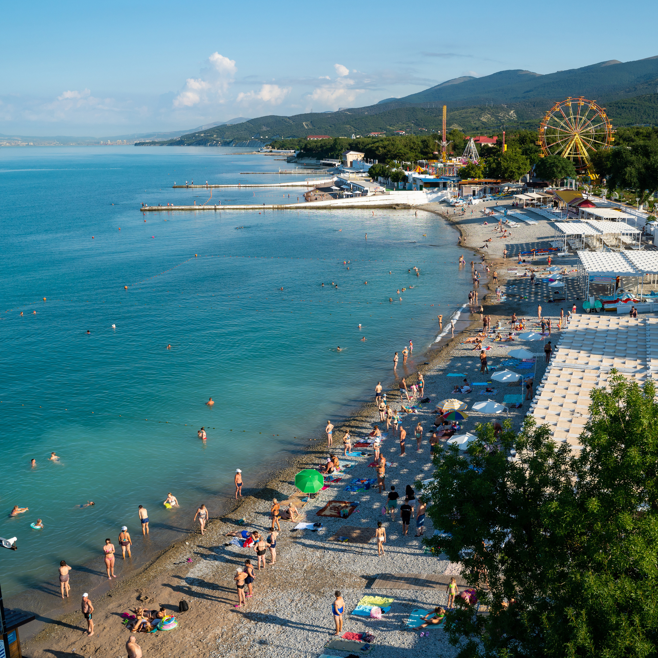 вид сверху на море в кабардинке, пляж