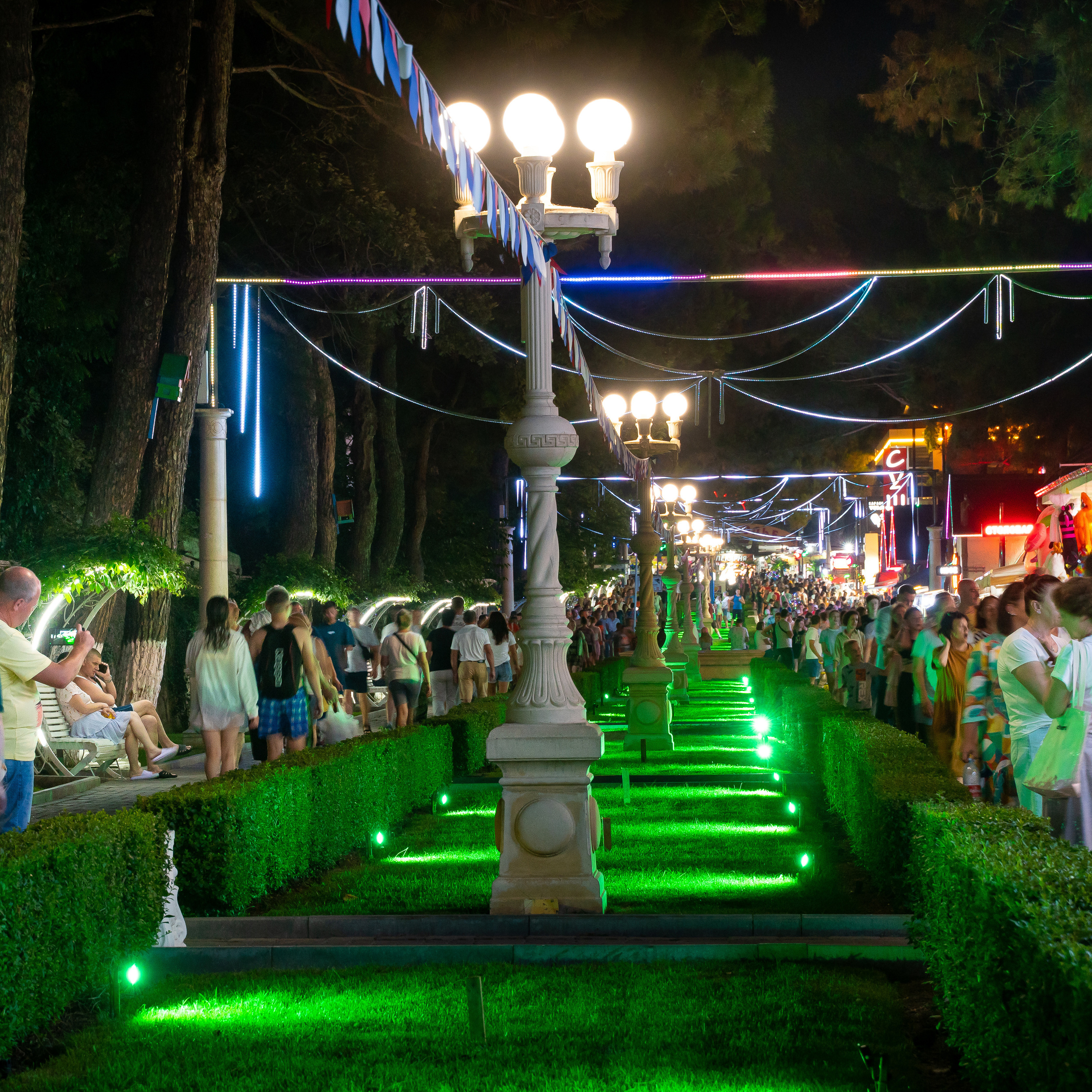 аллея к морю, ночь, морской сезон