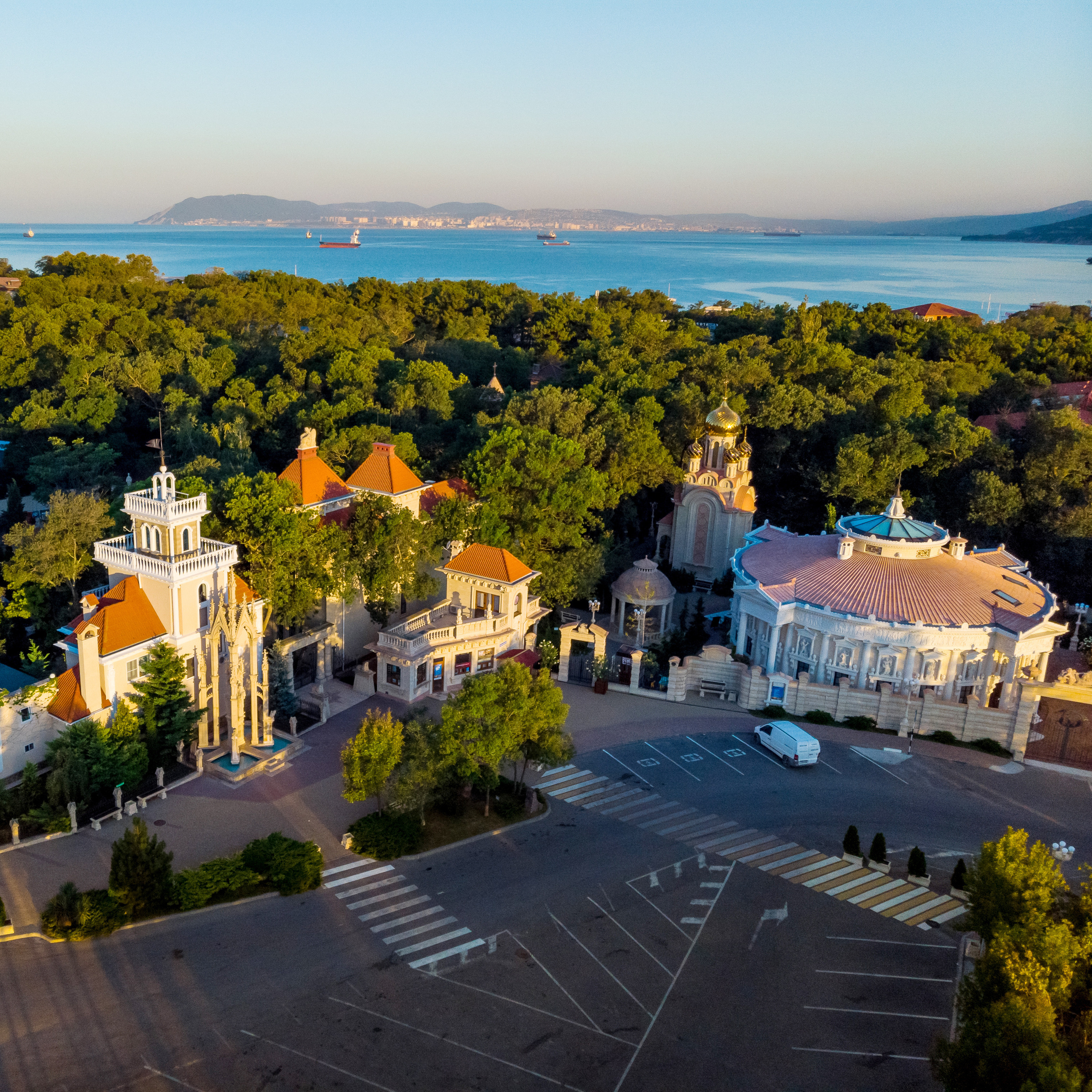 Старый парк, кабардинка на рассвете, культурный центр