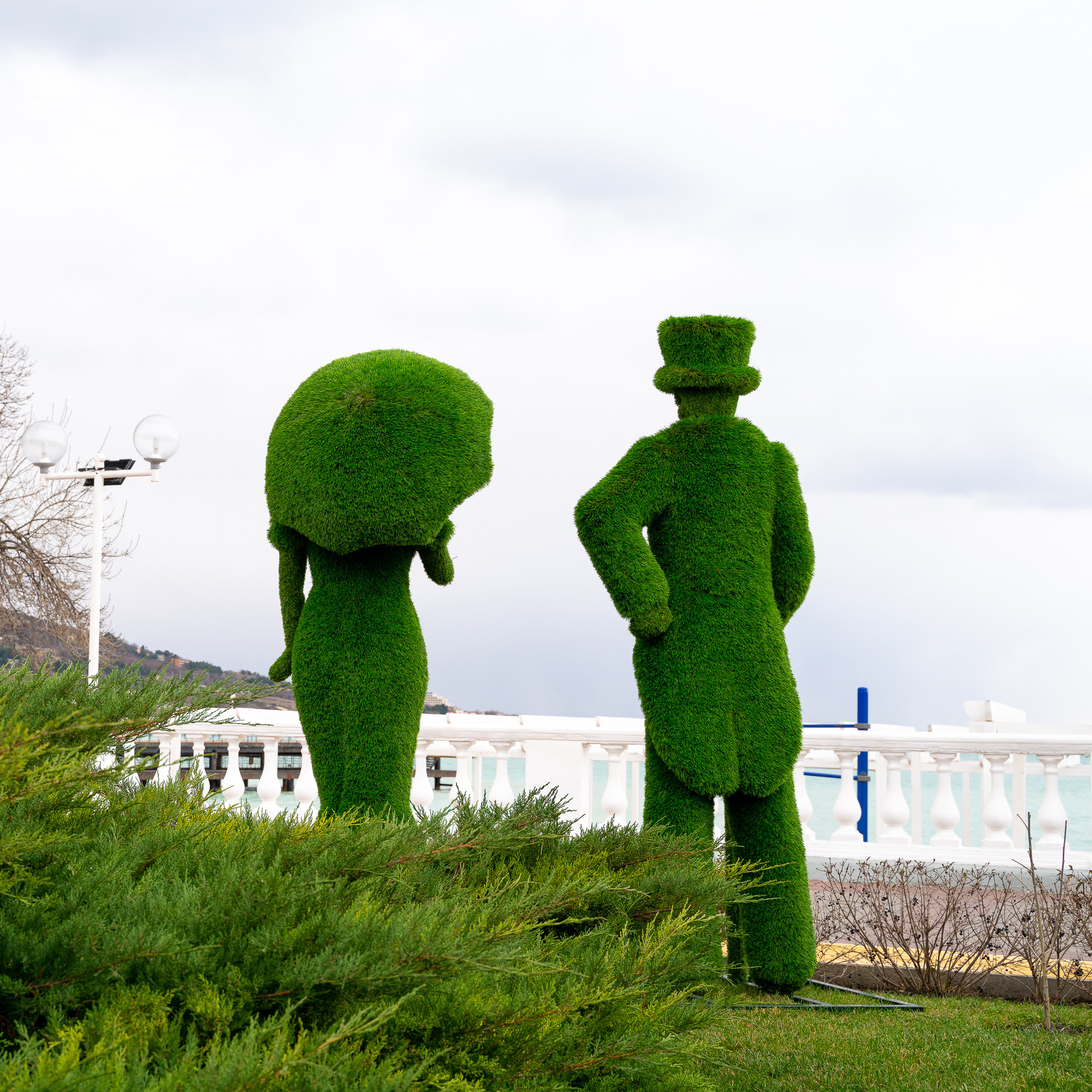 набережная, фигуры людей, кабардинка