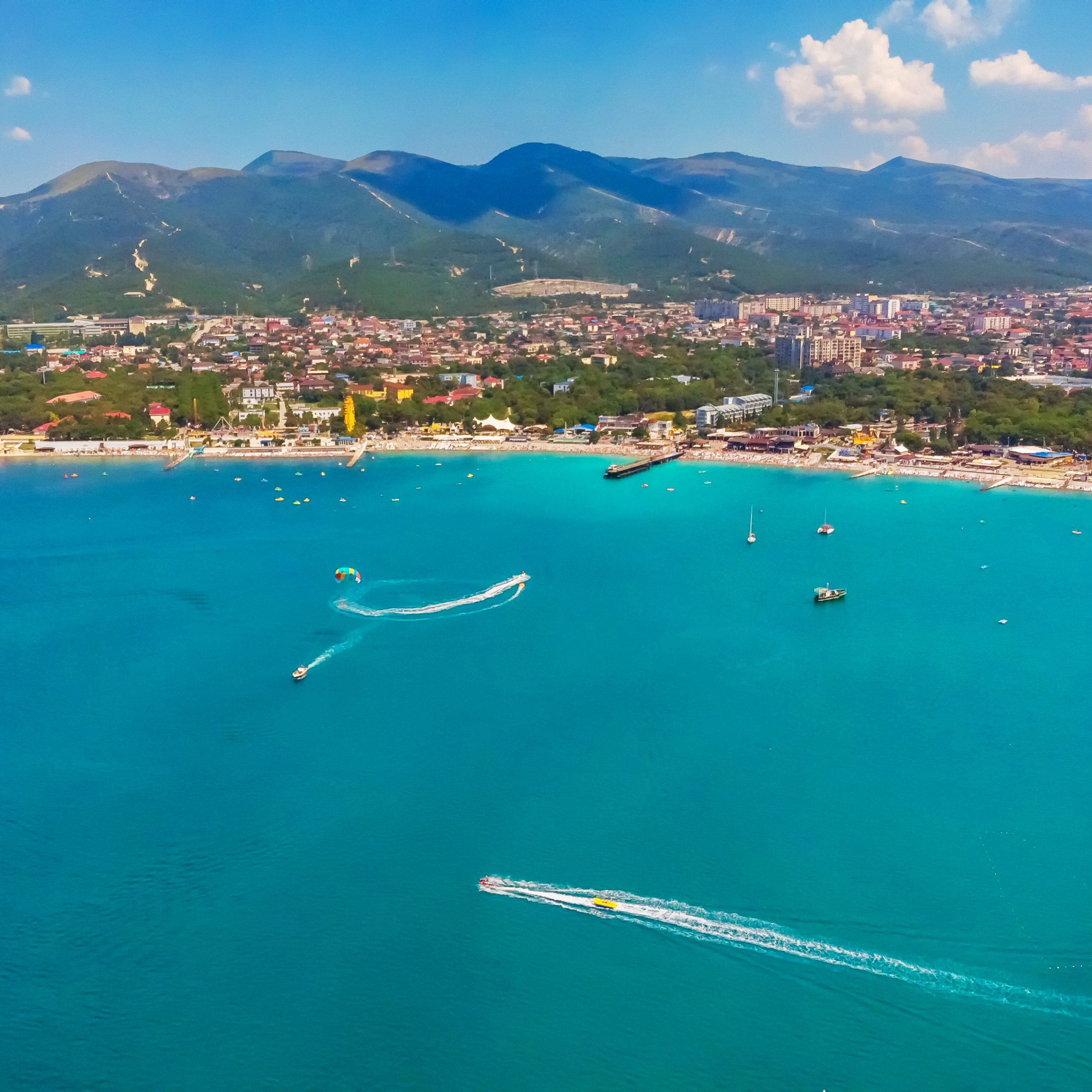 кабардинка с воздуха, море, пляж, катера и гидроциклы