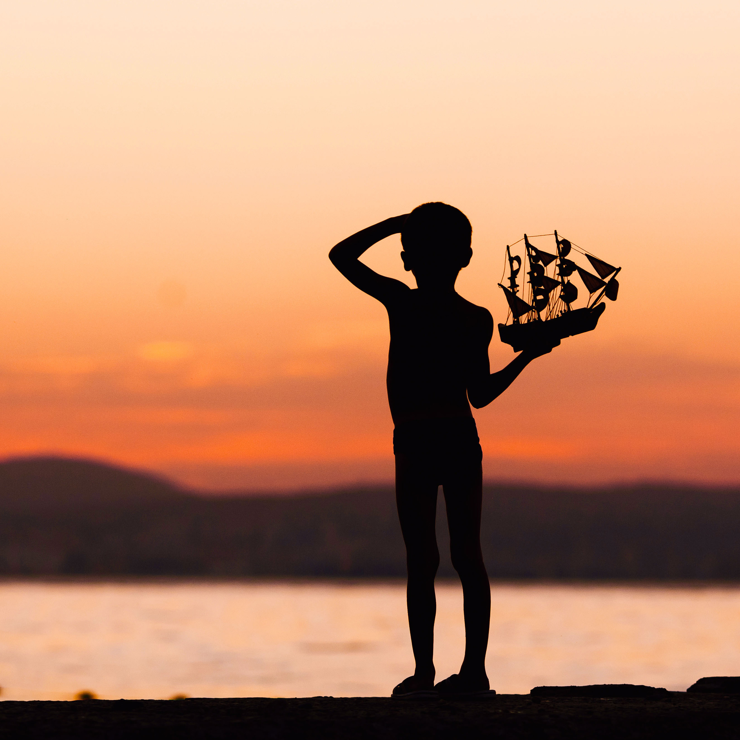 мальчик с парусником смотрит на море, детский курорт кабардинка, закат