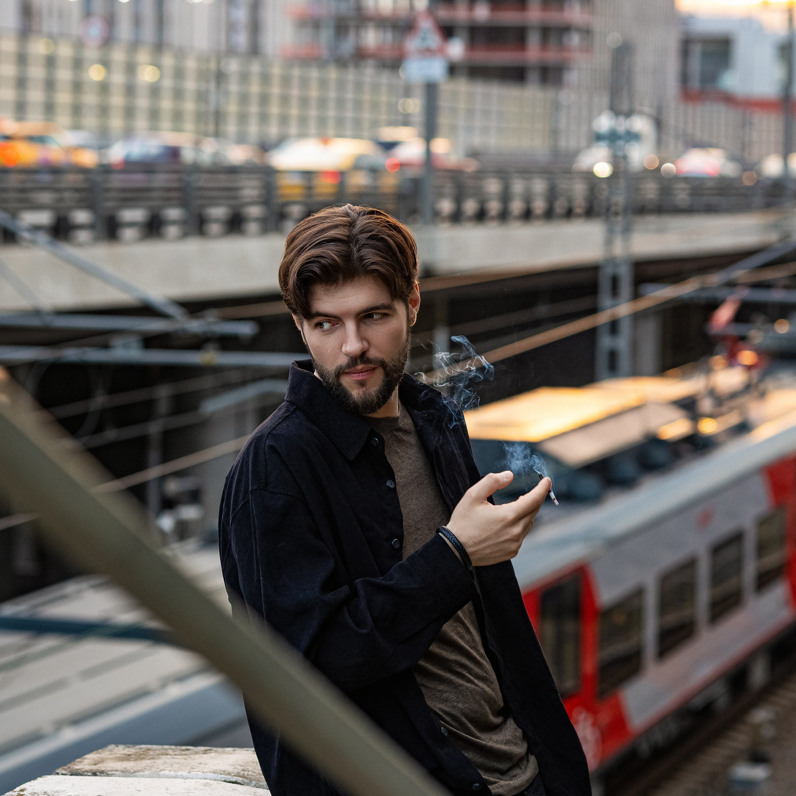 Мужская фотосессия у железной дороги в Москве
