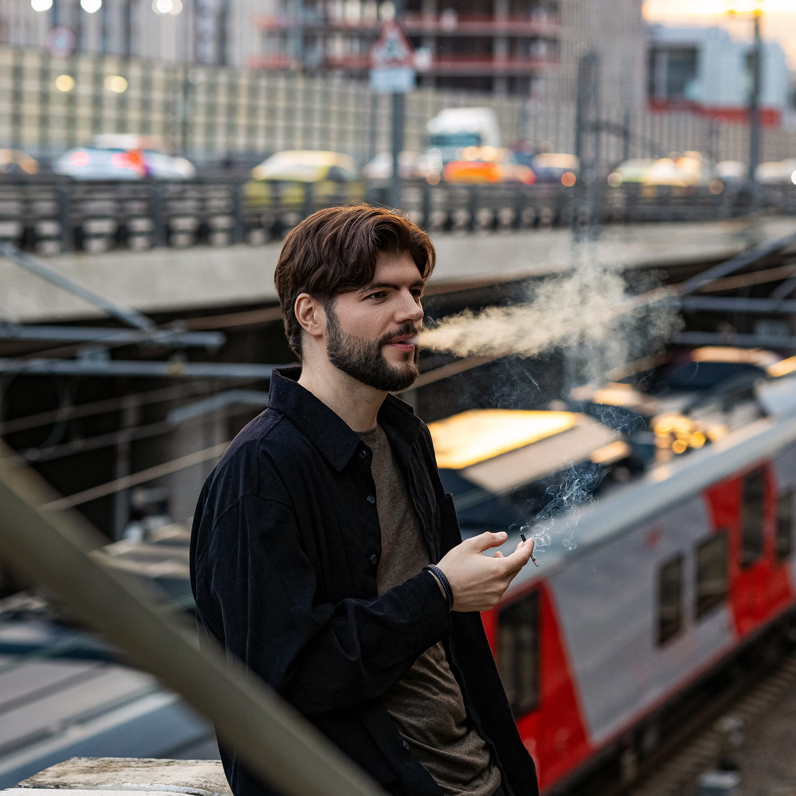 Мужская уличная съёмка: платформа и поезд на заднем плане
