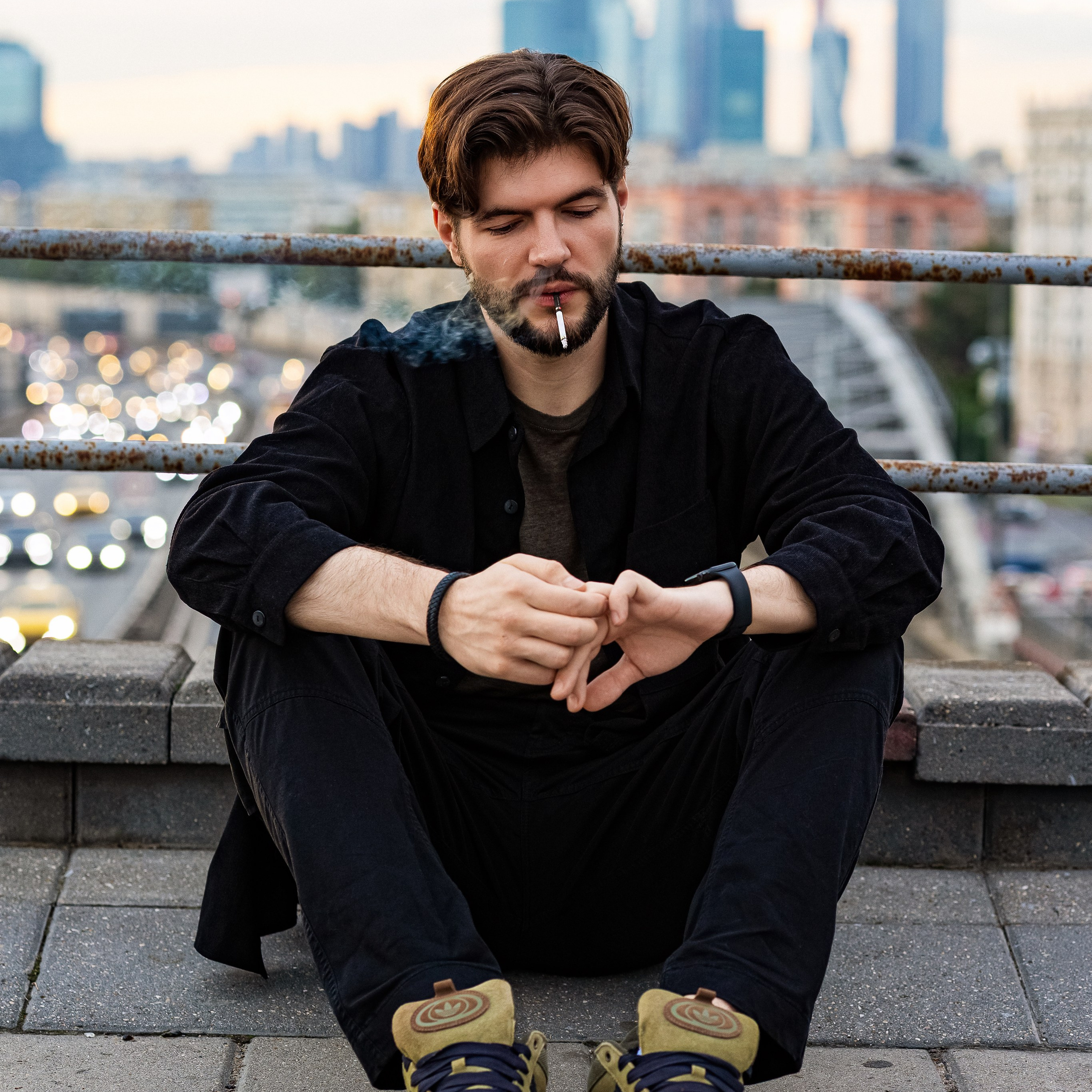 Уличная мужская съёмка в Москве, панорама города на заднем плане