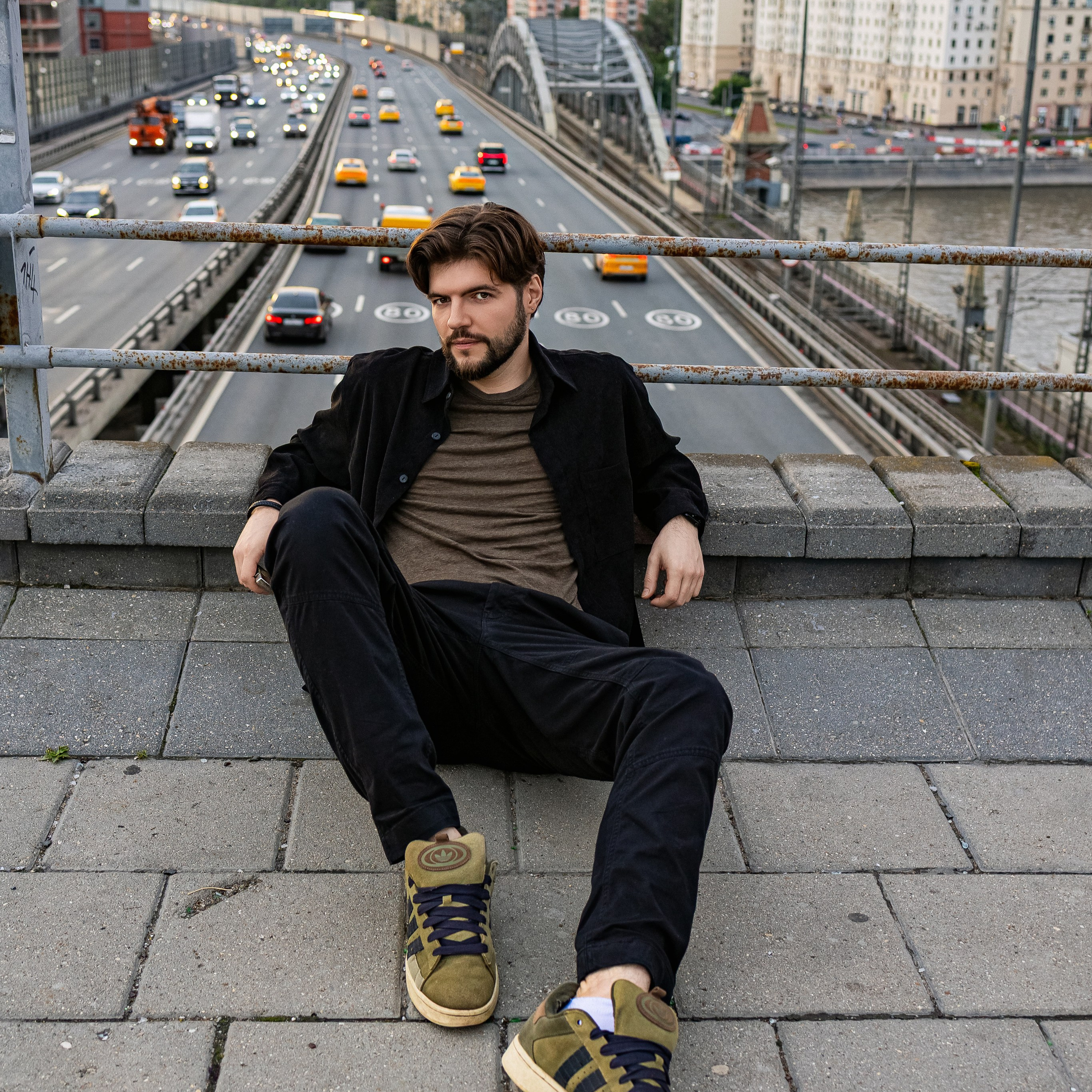 Мужская фотосессия в Москве на набережной, вид на реку