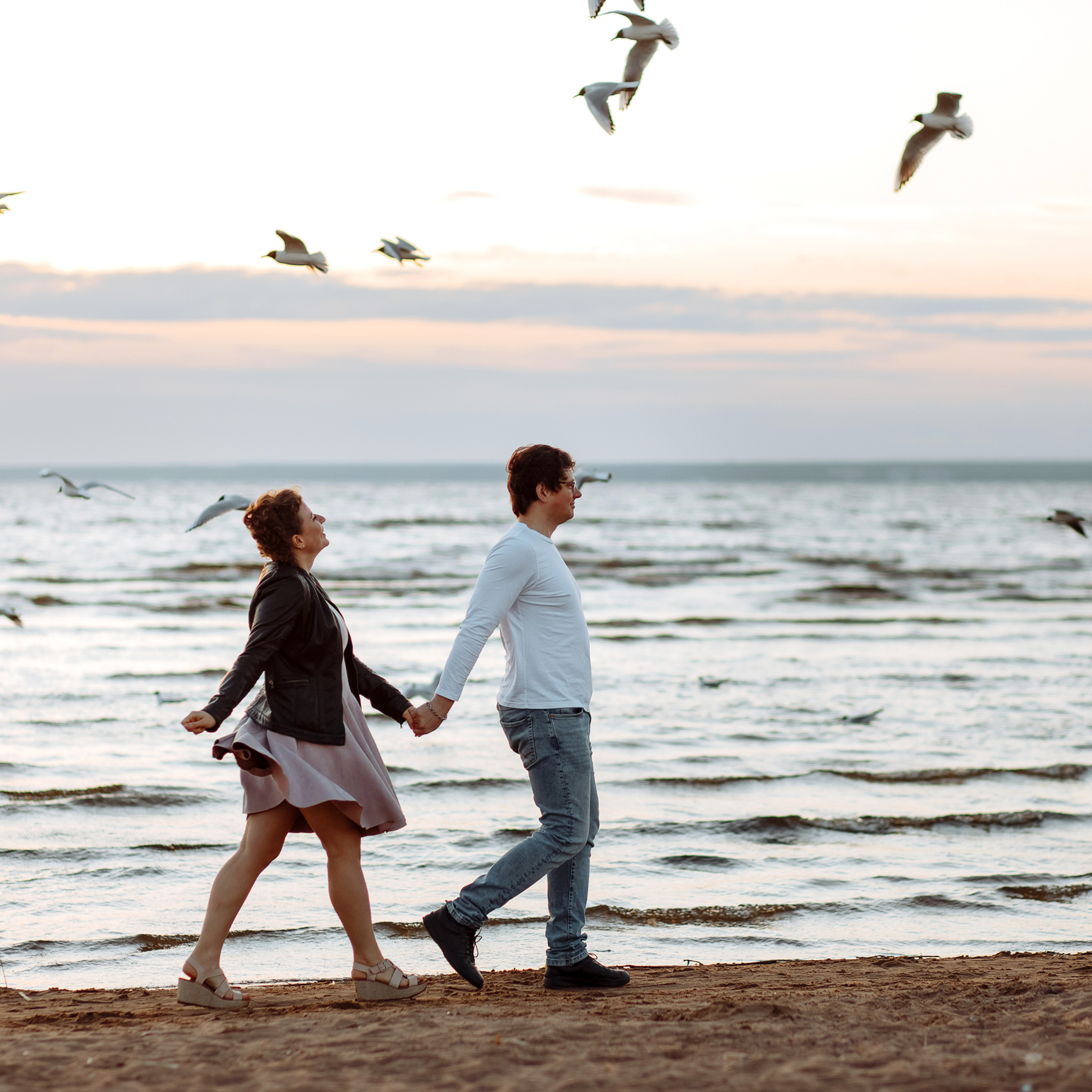 Чайки, хлеб, закат