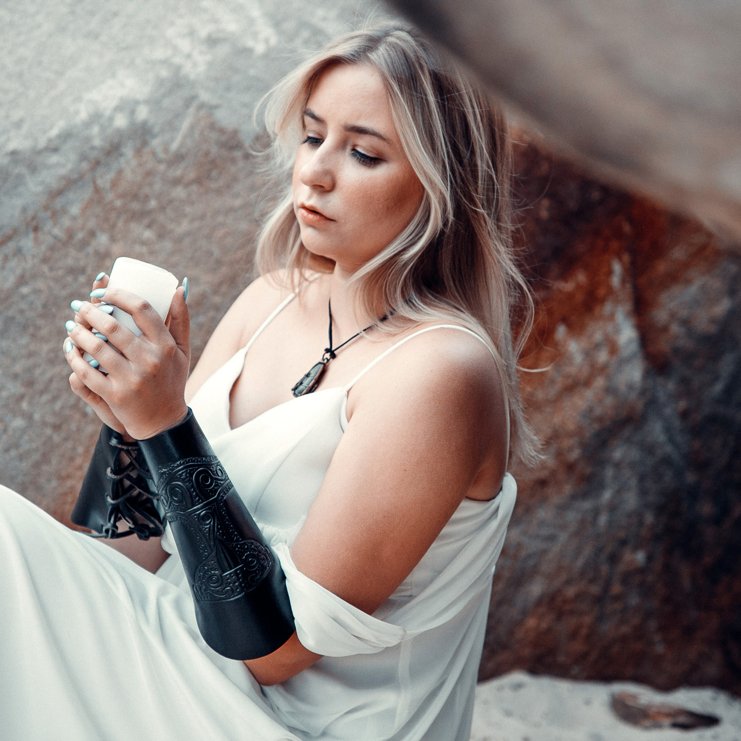 Прекрасная Анастасия в образе Валькирии. Подмосковные карьеры.