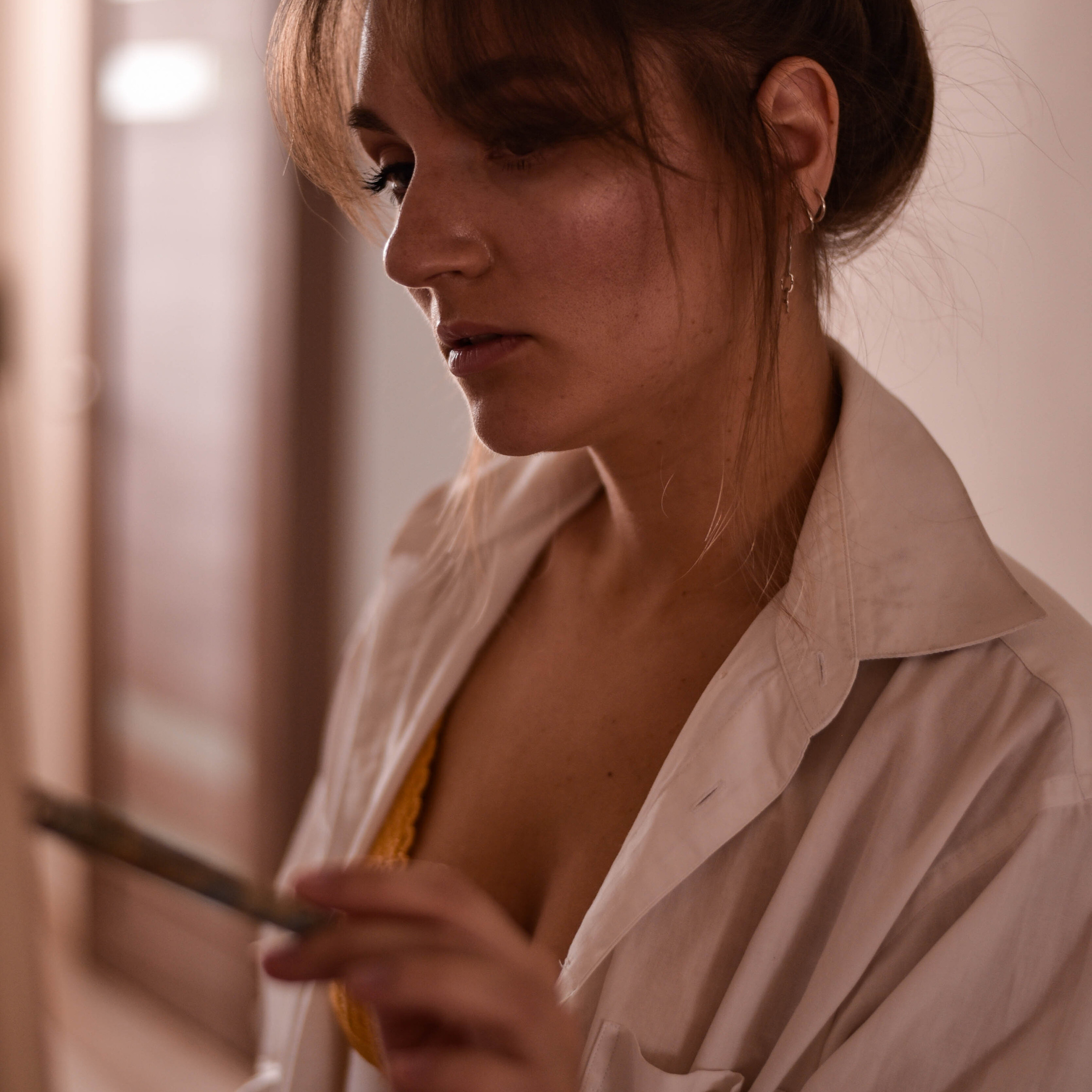 Женщина с кисточками