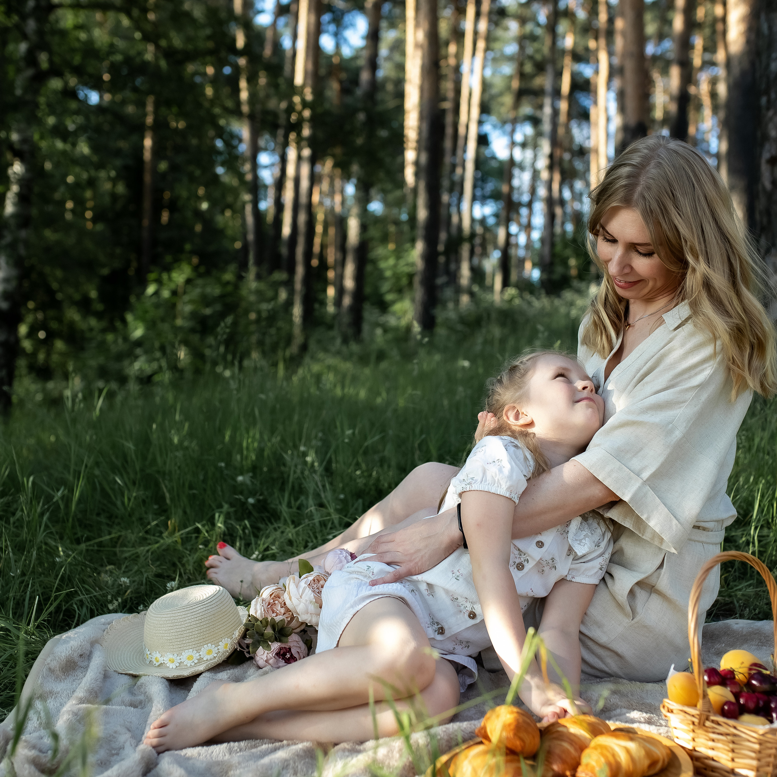 Лена и Полина. Пикник в лесу.