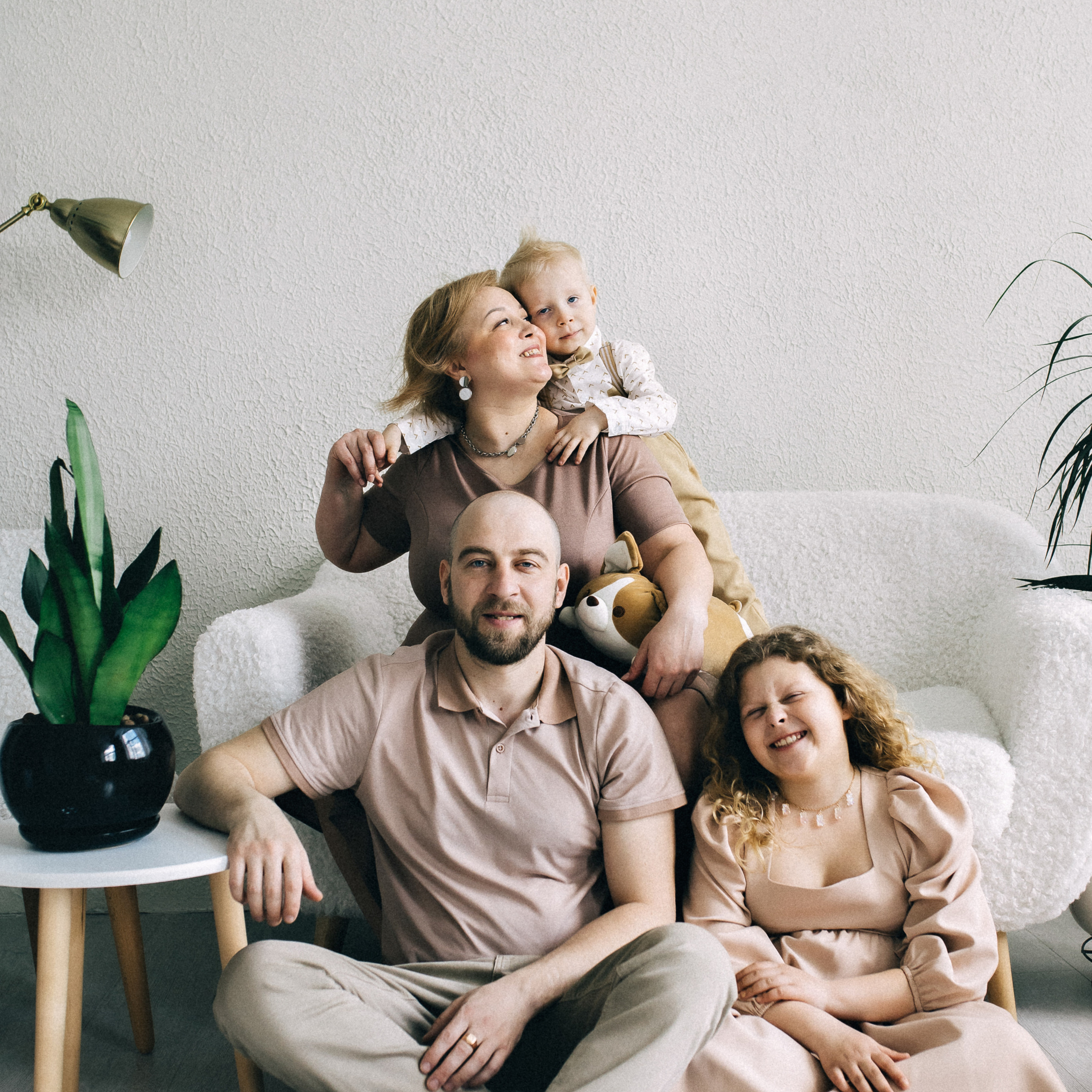 Оля и семья. Студия.