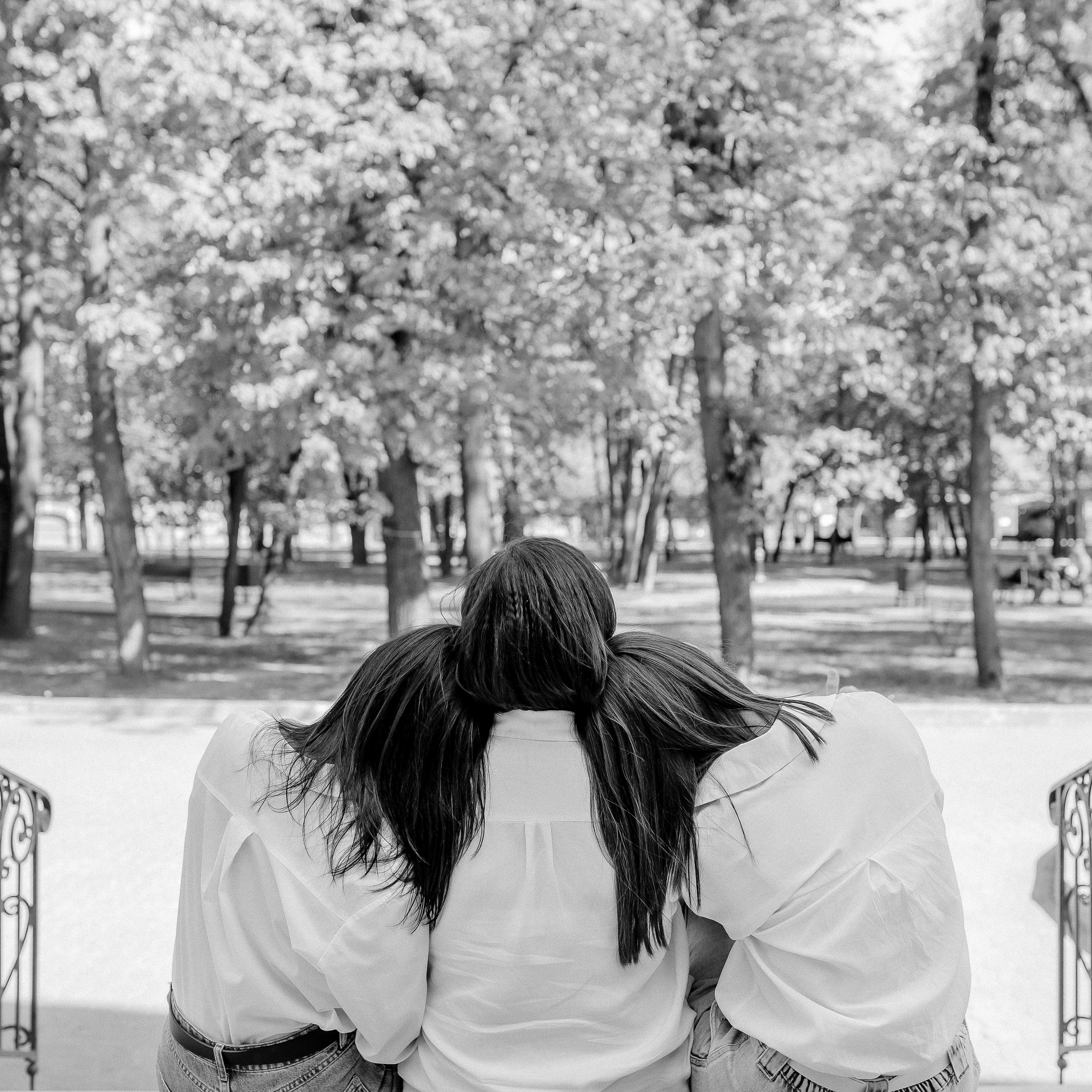 Мама и дочки. Прогулка.