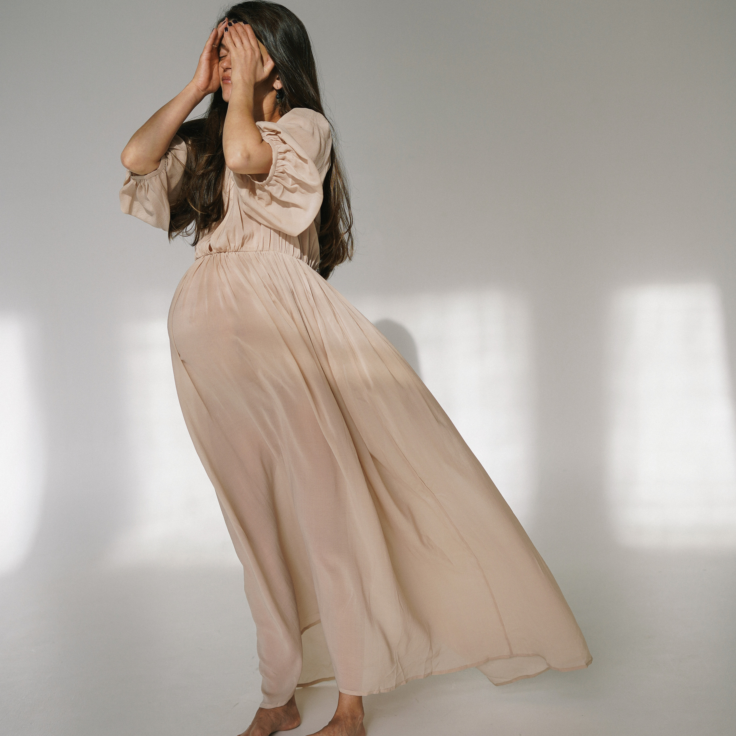 Lota in the sunny studio. Фотограф и видеограф Валерия Лисауске