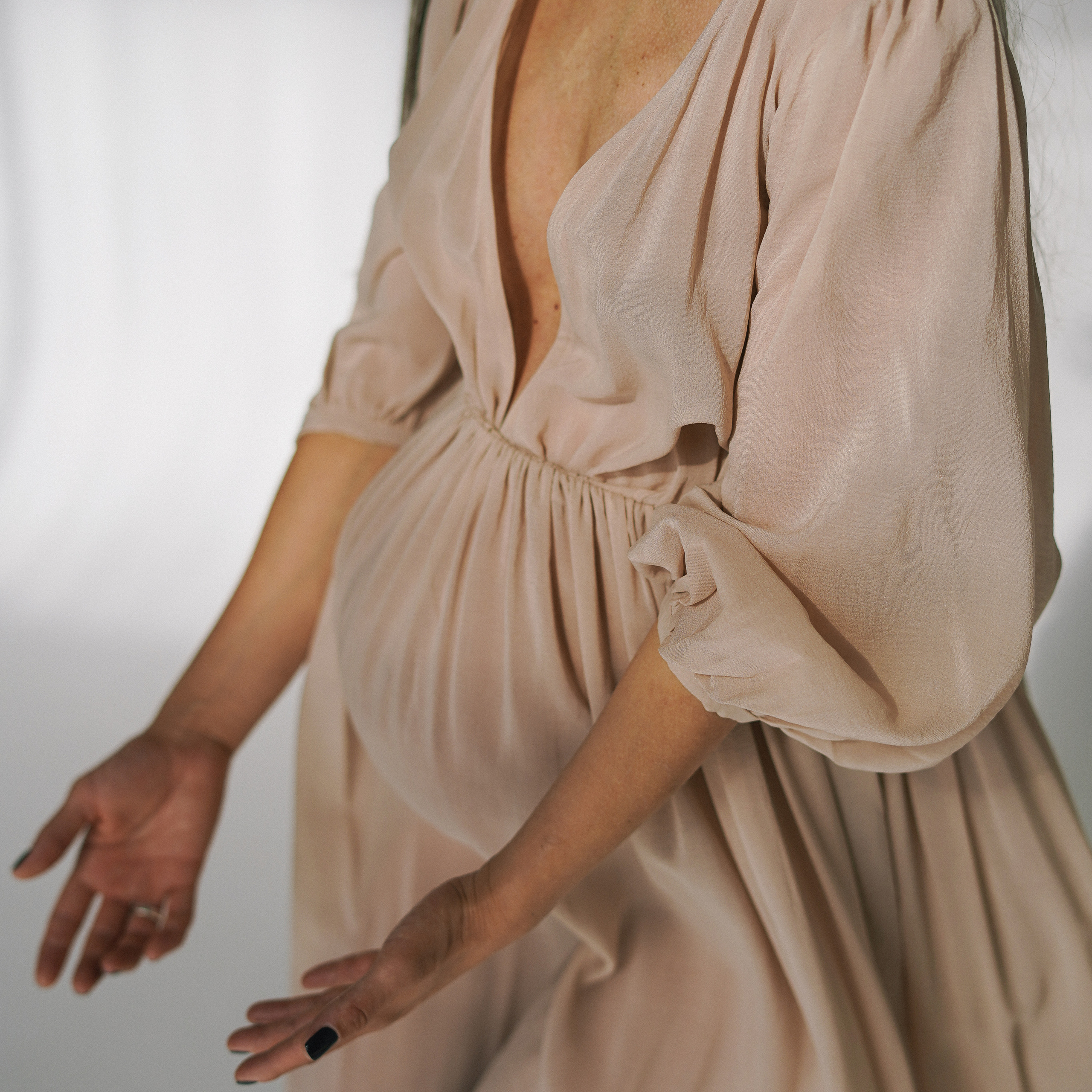 Lota in the sunny studio. Фотограф и видеограф Валерия Лисауске