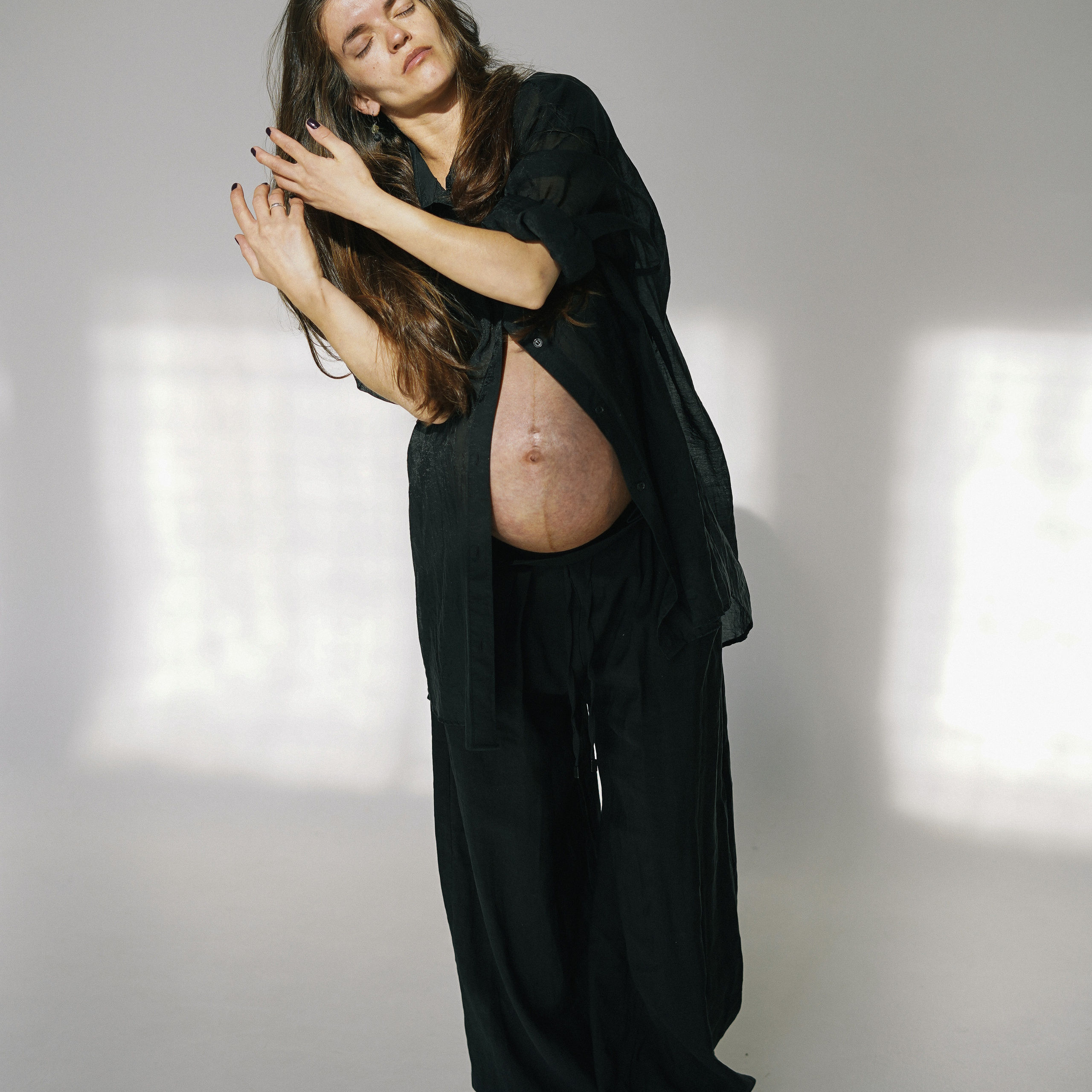 Lota in the sunny studio. Фотограф и видеограф Валерия Лисауске