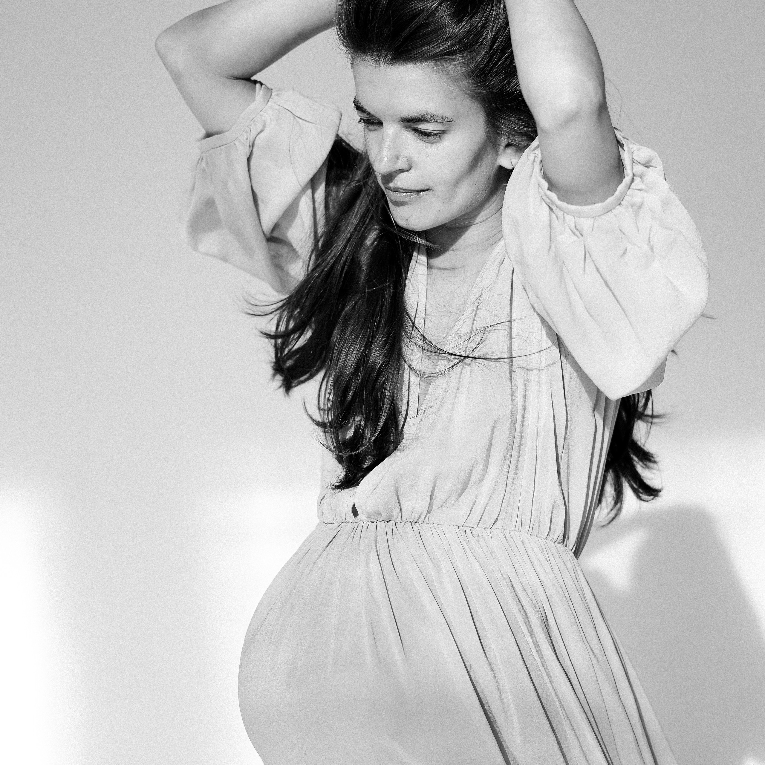 Lota in the sunny studio. Фотограф и видеограф Валерия Лисауске