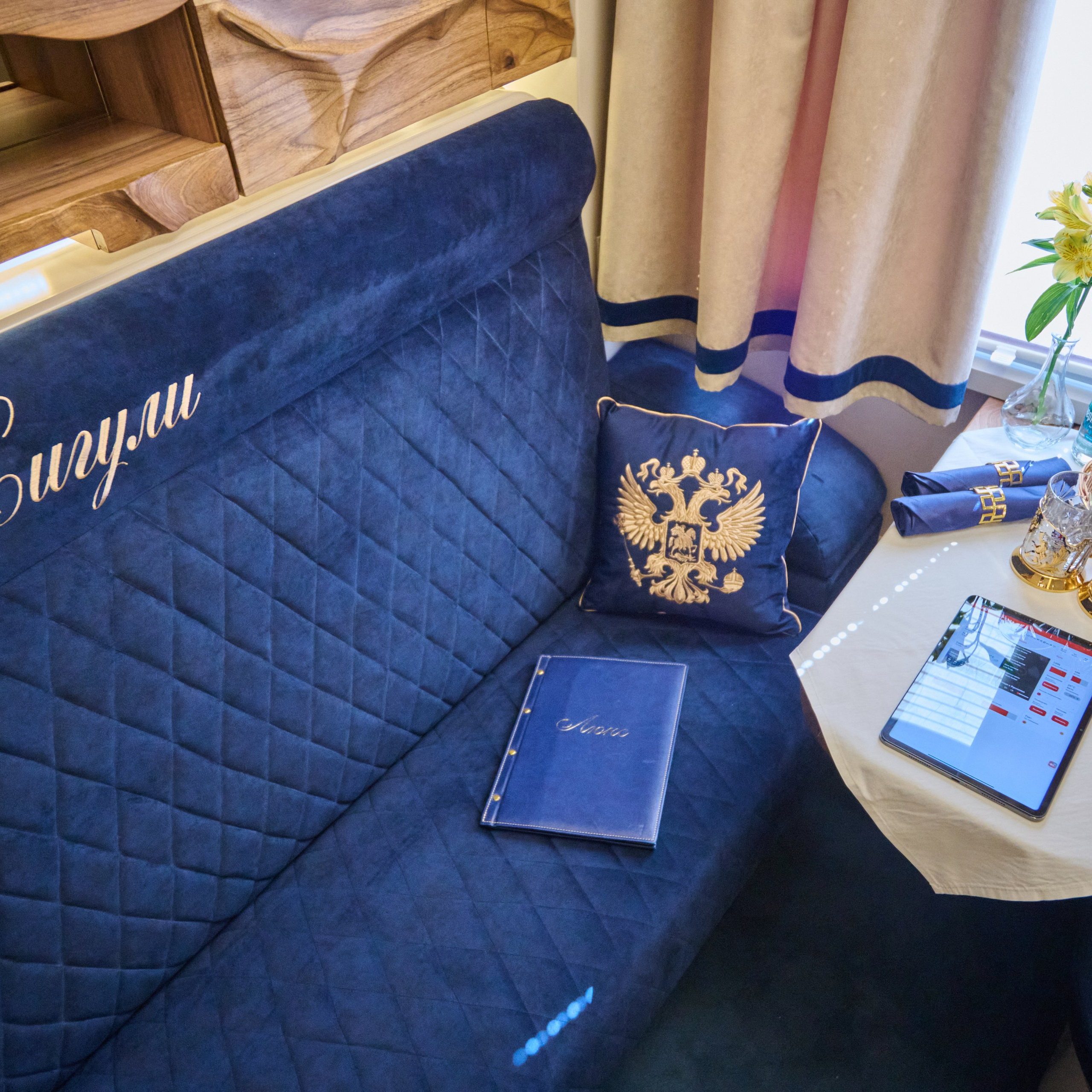 Шикарный вагон Люкс в фирменном поезде Жигули, интерьер вагона