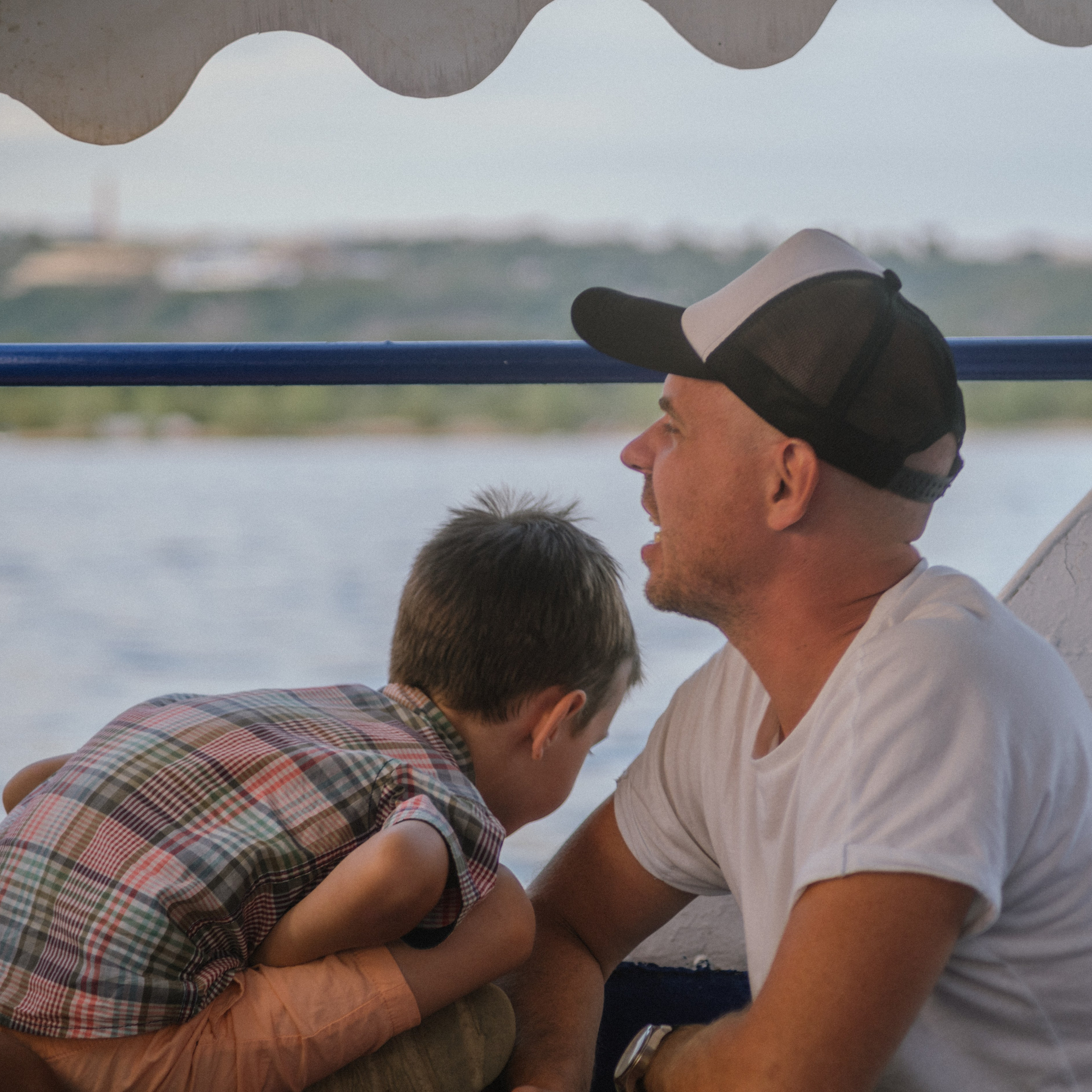 Семейная фотосъёмка во время прогулки, семейный фотограф