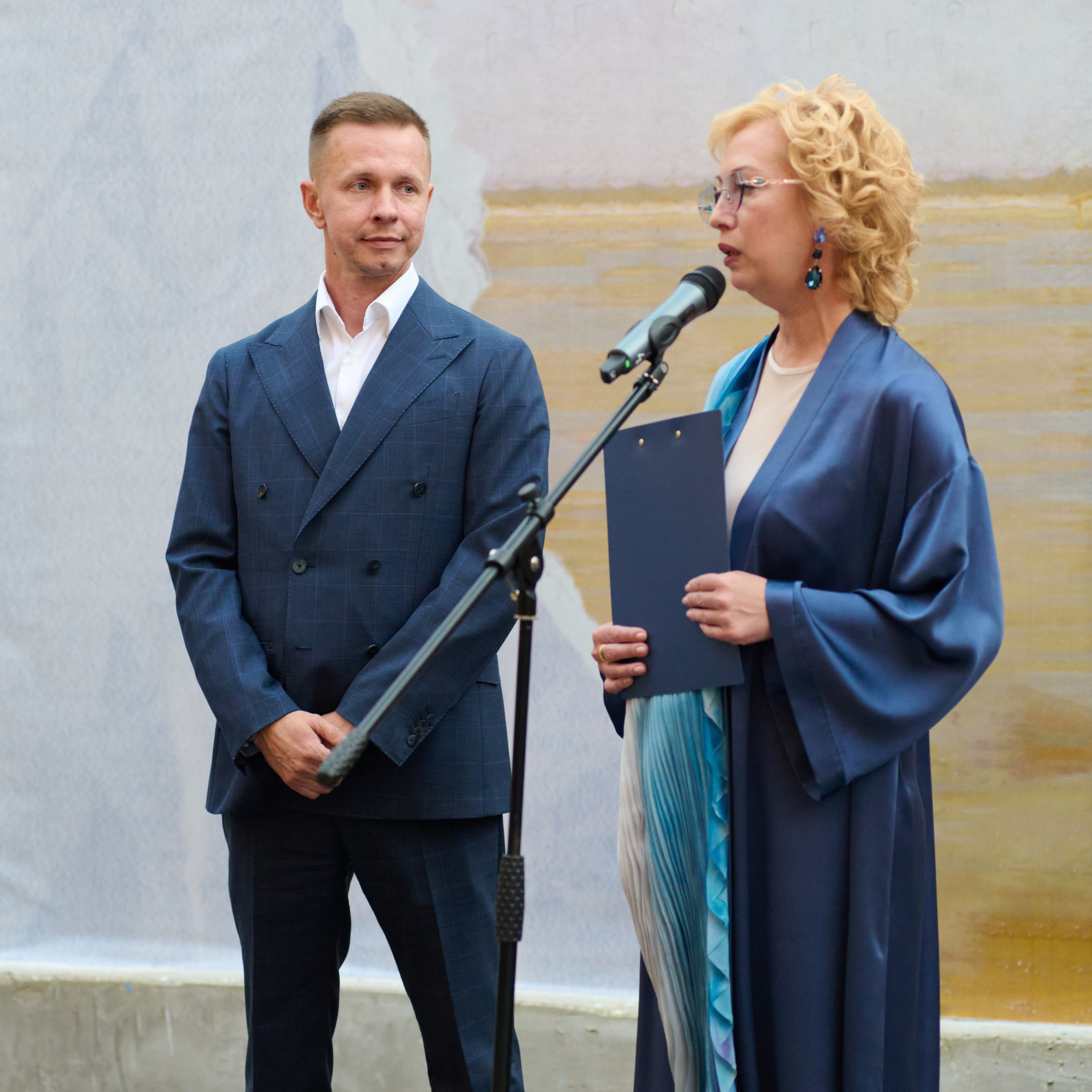 Региональный управляющий АО «АЛЬФА-БАНК» Сергей Нагайцев и Алла Шахматова, директор Самарского областного художественного музея на открытии выставки "Бурлаки на Волге"