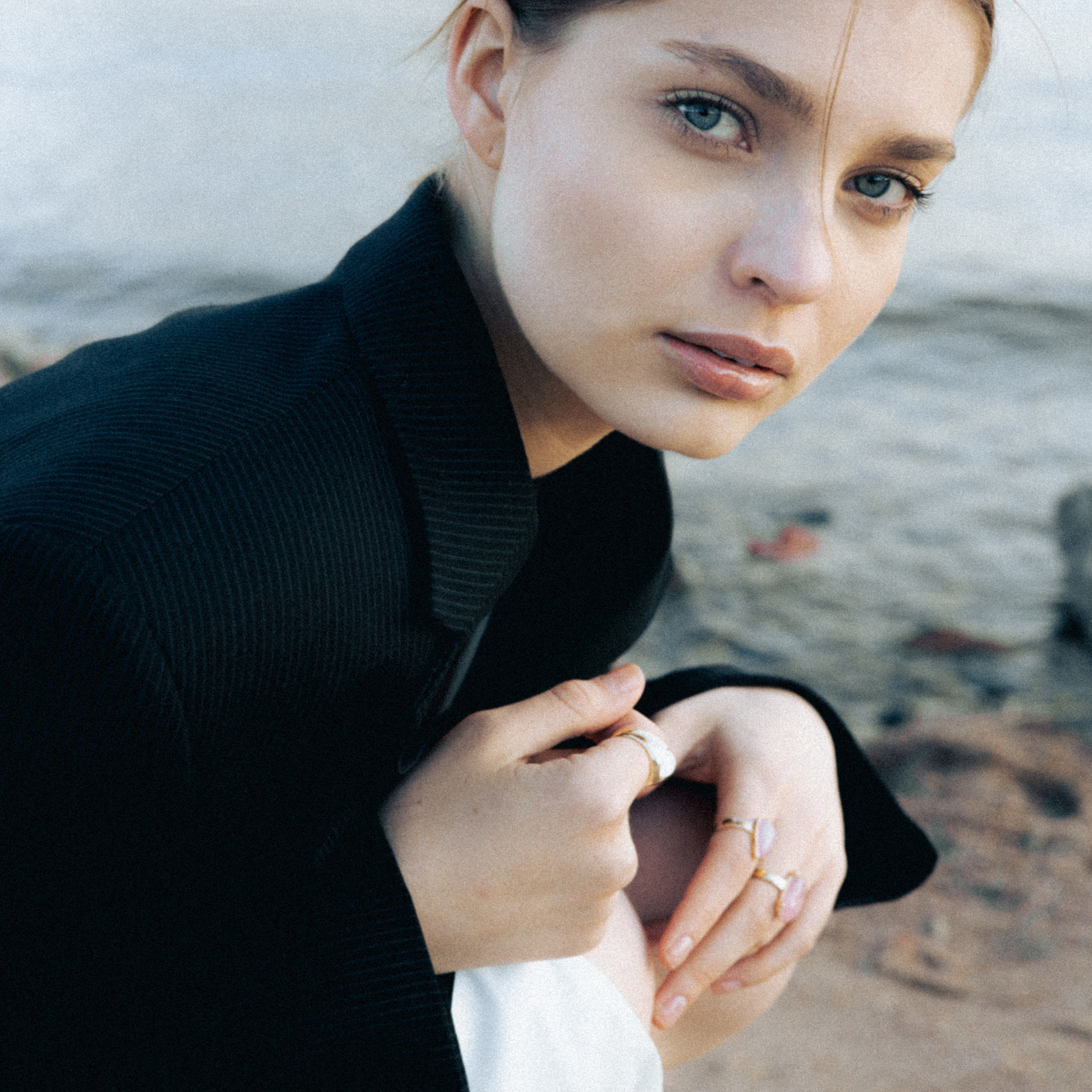 девушка на берегу финского залива. идеи для фотосессии в спб. идеи для фотосессии бренда одежды.