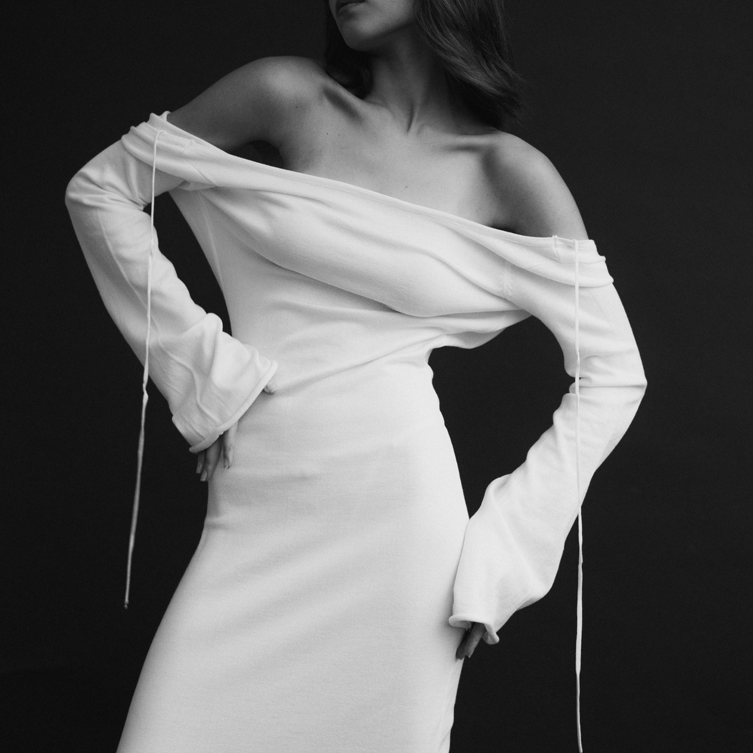 девушка в белом платье на черном фоне. идеи для фотосессия. позы для фотосессии