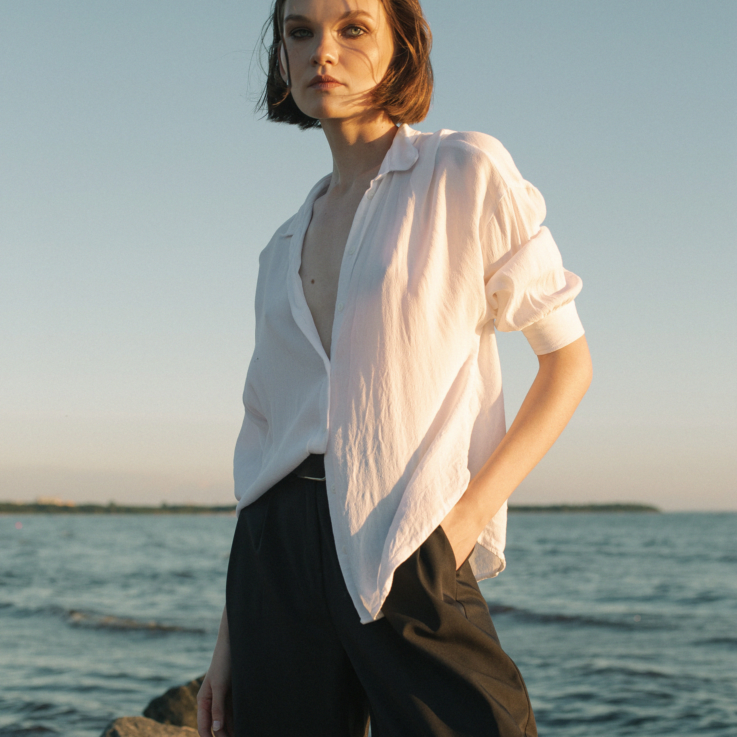 девушка на берегу финского залива. идеи для фотосессии в спб. идеи для фотосессии бренда одежды.