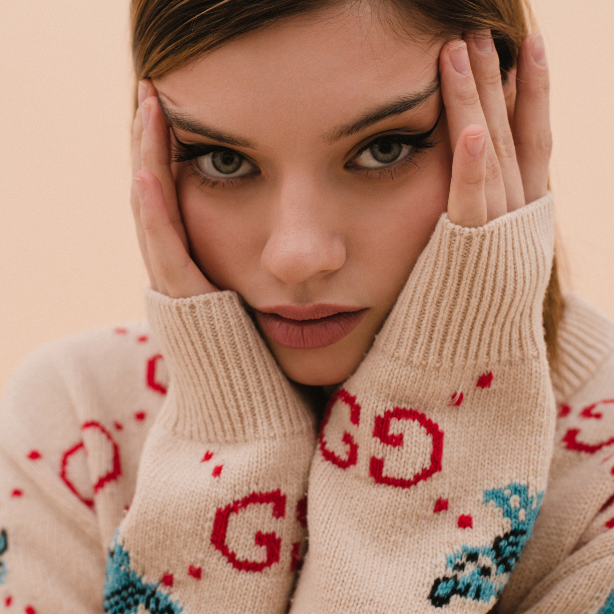 портрет девушки на бежевом фоне. идеи для фотосессии бренда одежды. идеи для фотосессии в спб