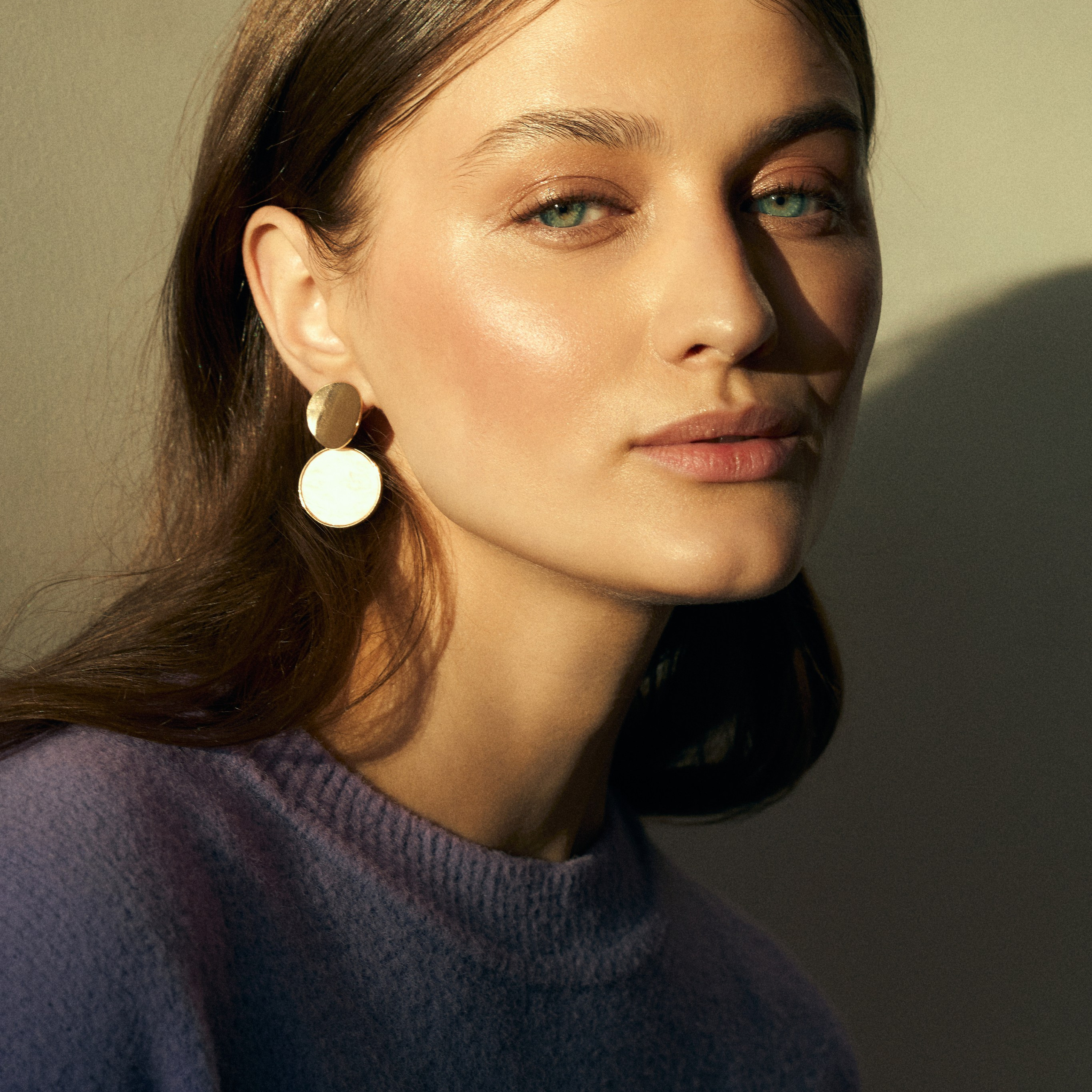 портрет девушки в закатном свете